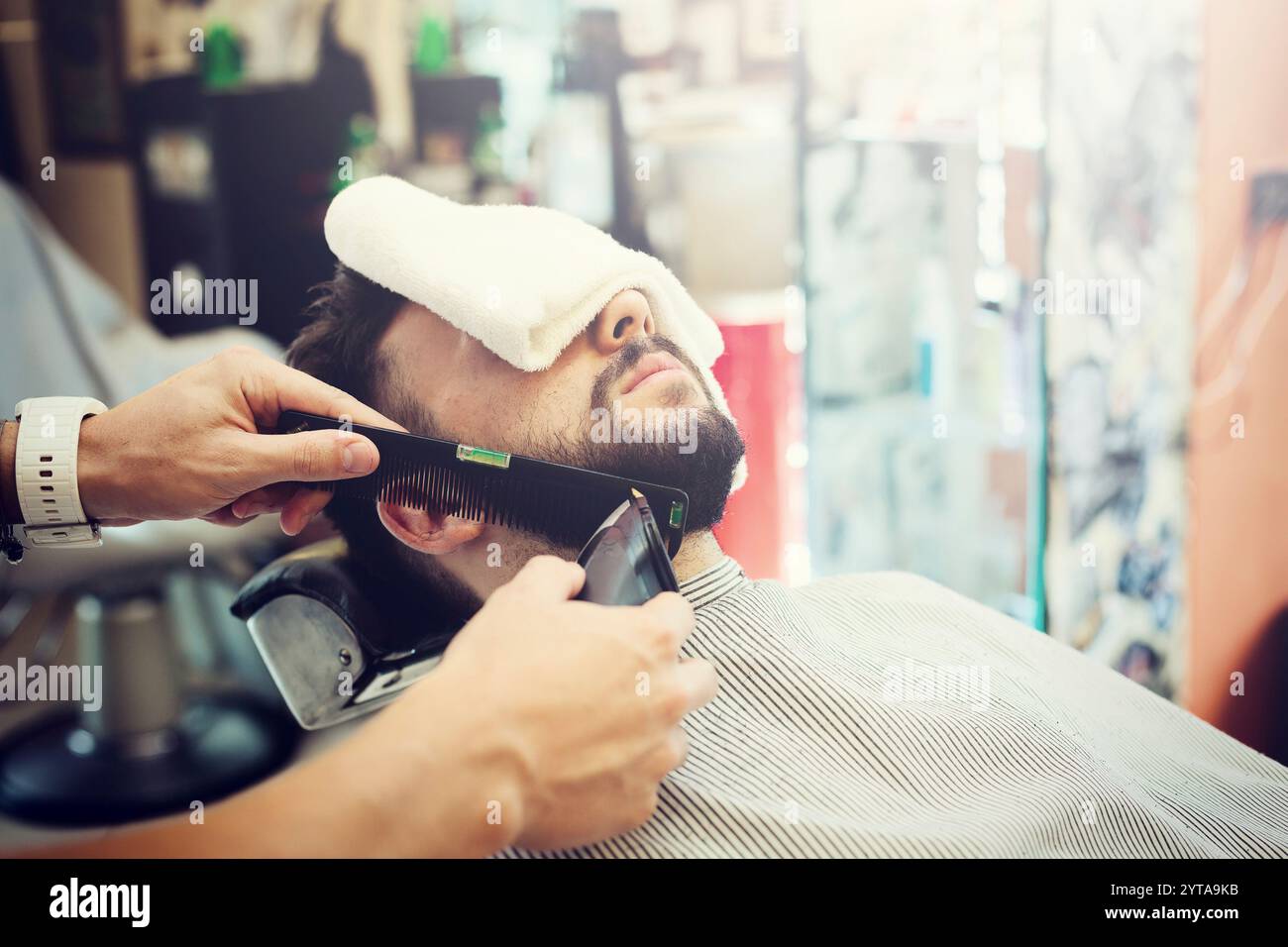 Traditionelles Ritual der Bartrasierung in einem Friseurladen im alten Stil Stockfoto