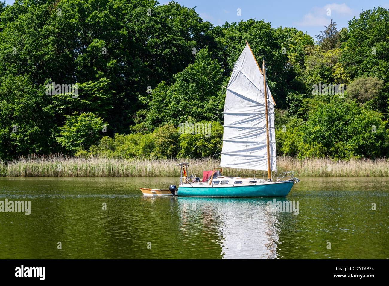 Kleines Segelboot auf dem Kieler Kanal Stockfoto