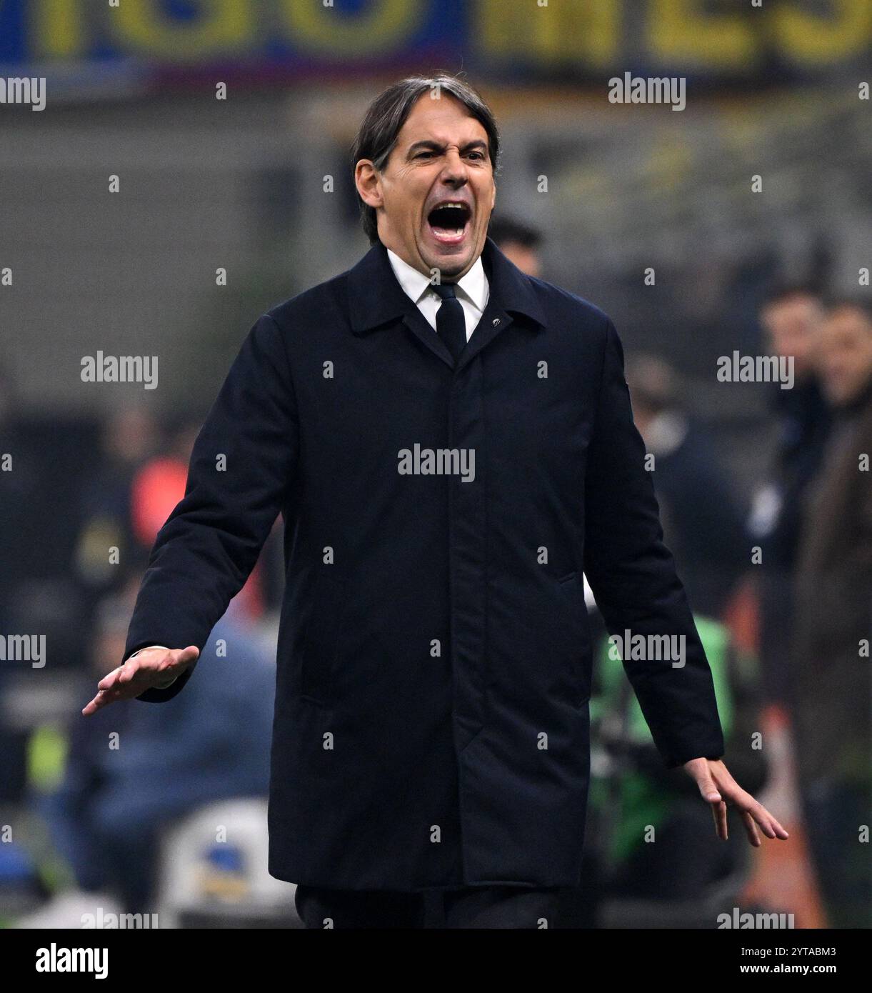 Mailand, Italien. Dezember 2024. Inter Mailand-Cheftrainer Simone Inzaghi reagiert auf ein Fußballspiel der Serie A zwischen Inter Mailand und Parma am 6. Dezember 2024 in Mailand. Quelle: Alberto Lingria/Xinhua/Alamy Live News Stockfoto