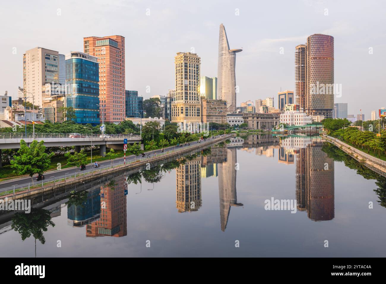 Skyline von Ho Chi Minh City CBD am Ben Nghe Channel in Vietnam Stockfoto