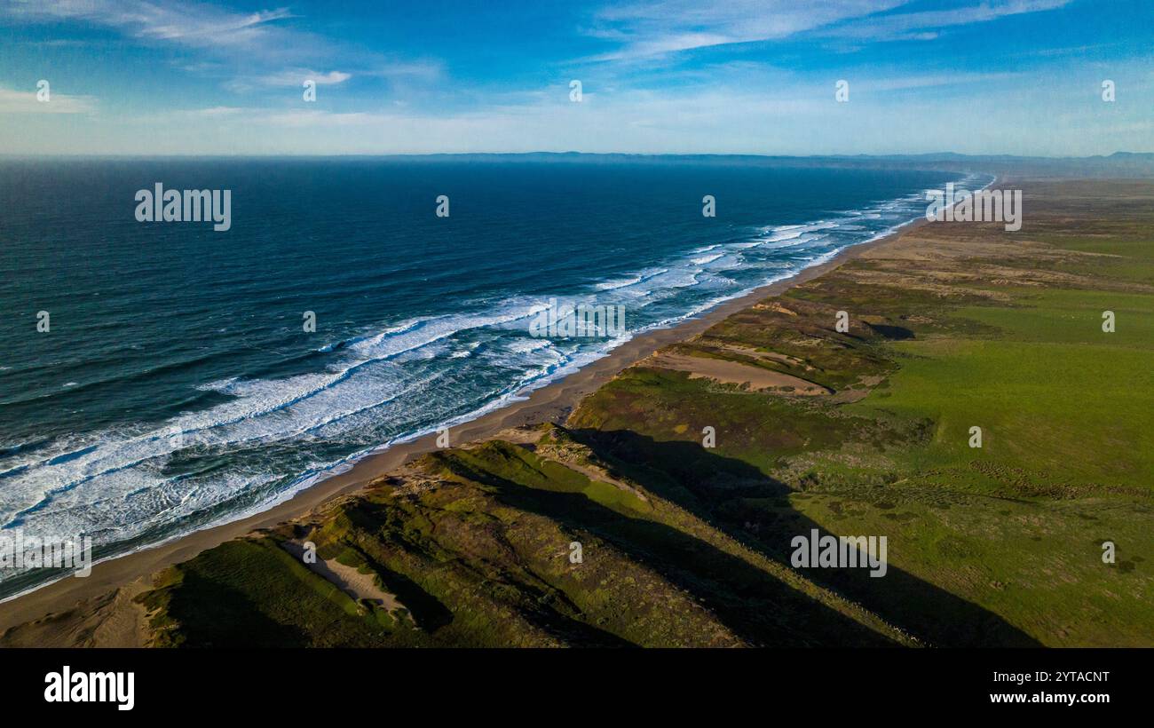 FEBRUAR 2023, POINT REYES NATIONAL SEASHORE, KALIFORNIEN, USA - ein fantastischer Blick auf Point Reyes und sanfte grüne Hügel und Meereswellen Stockfoto
