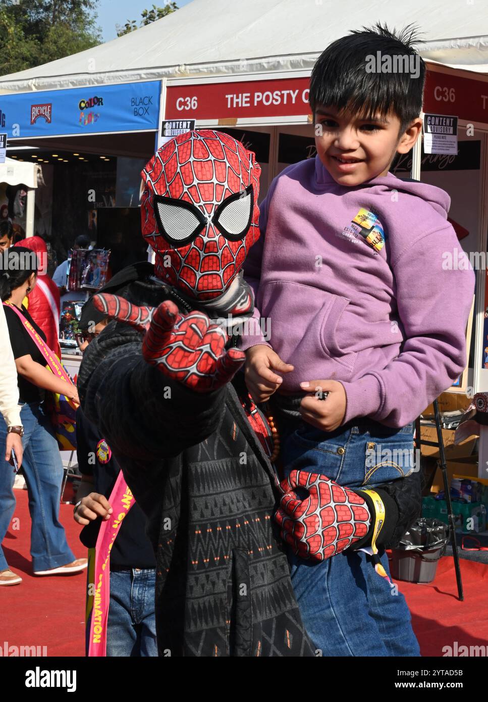Neu-Delhi, Indien. Dezember 2024. NEW DELHI, INDIEN - 6. DEZEMBER: Menschen, die als Comic-Charaktere auf der Delhi Comic Con 2024 auf dem NSIC Exhibition Grounds Okhla am 6. Dezember 2024 in New Delhi, Indien, gekleidet sind. (Foto: Sonu Mehta/Hindustan Times/SIPA USA) Credit: SIPA USA/Alamy Live News Stockfoto
