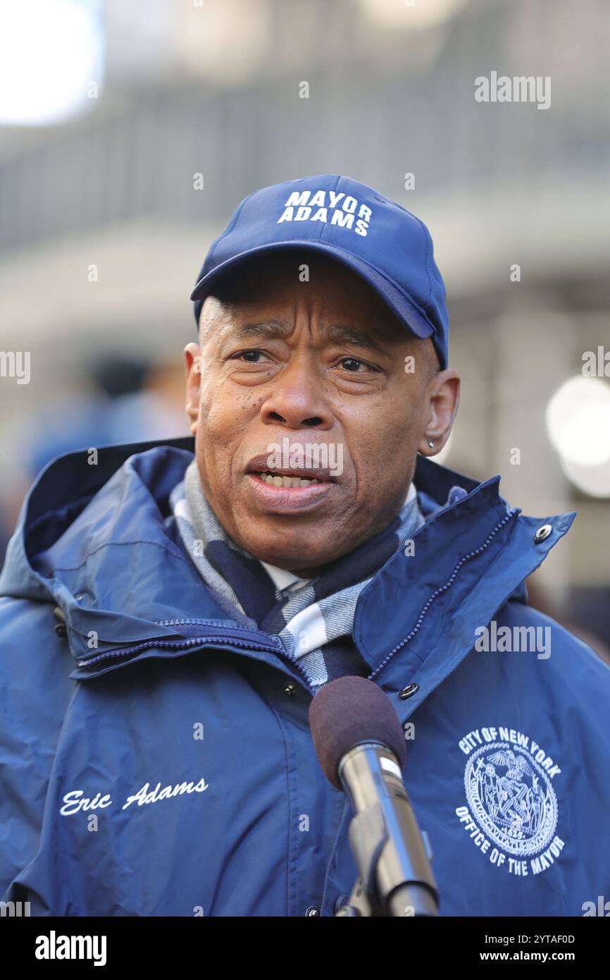 NEW YORK, NEW YORK - DEZEMBER 06: Bürgermeister Eric Adams hält während einer Flaggenzeremonie zur Feier des Libanon im Bowling Green Park in Manhattan am Freitag, den 6. Dezember 2024. Die Veranstaltung hob die kulturellen Beiträge der libanesischen Gemeinschaft zu New York City hervor. (Foto: Luiz Rampelotto/EuropaNewswire) Stockfoto