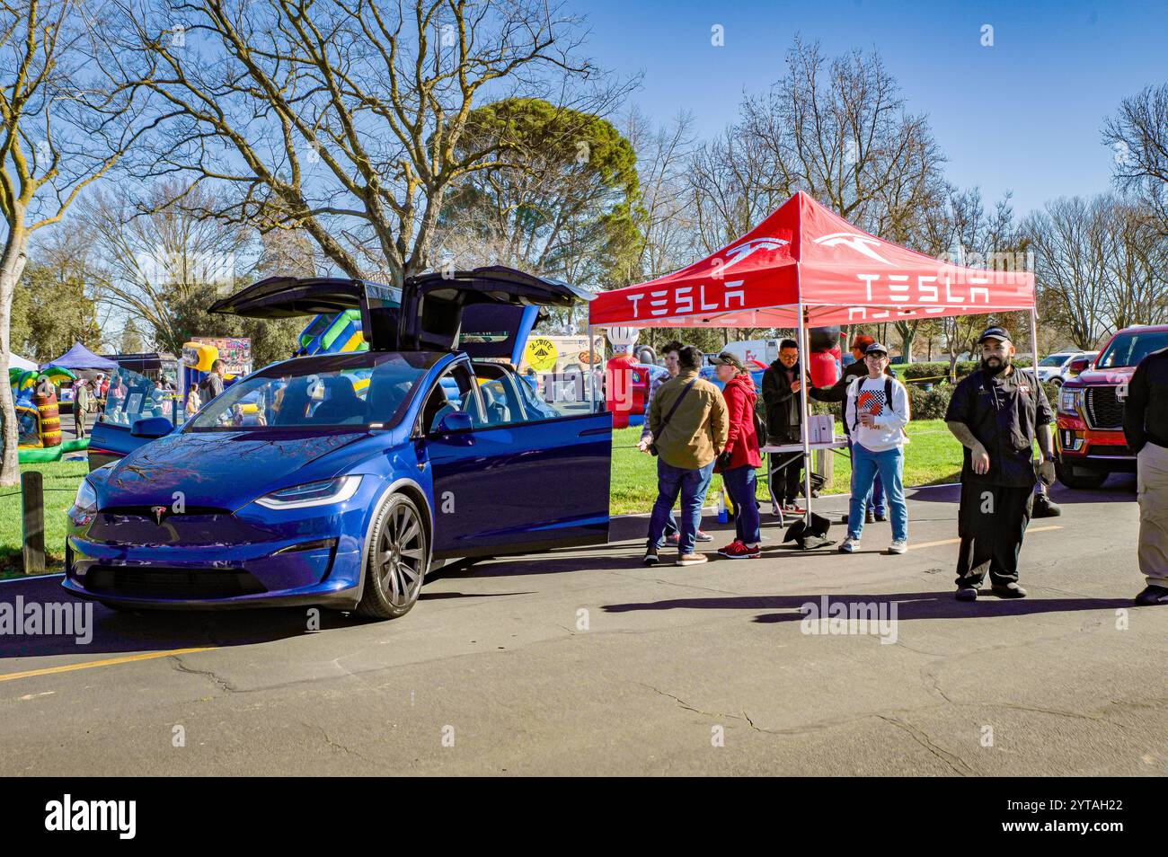 Tesla Werbefahrzeug Model X mit Falkentüren und Vordach beim jährlichen Neujahrsfest (Tet in vietnamesischer Kultur). Stockfoto