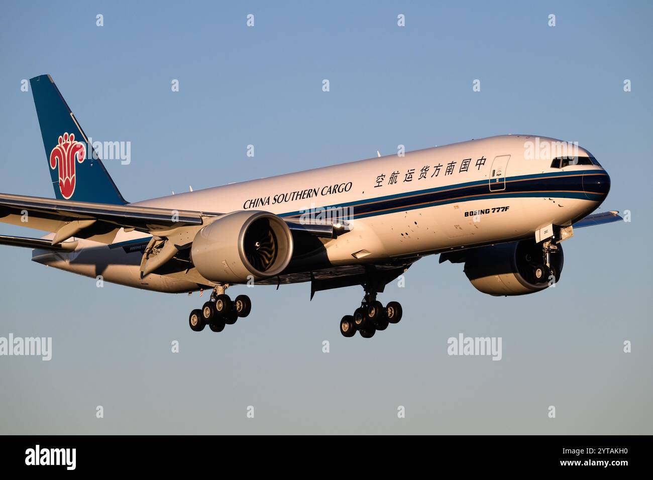 Everett, WA, USA - 4. Dezember 2024; Frachtflugzeug Boeing 777F in China Southern Airlines Lackierung B-226C auf Testflug Stockfoto