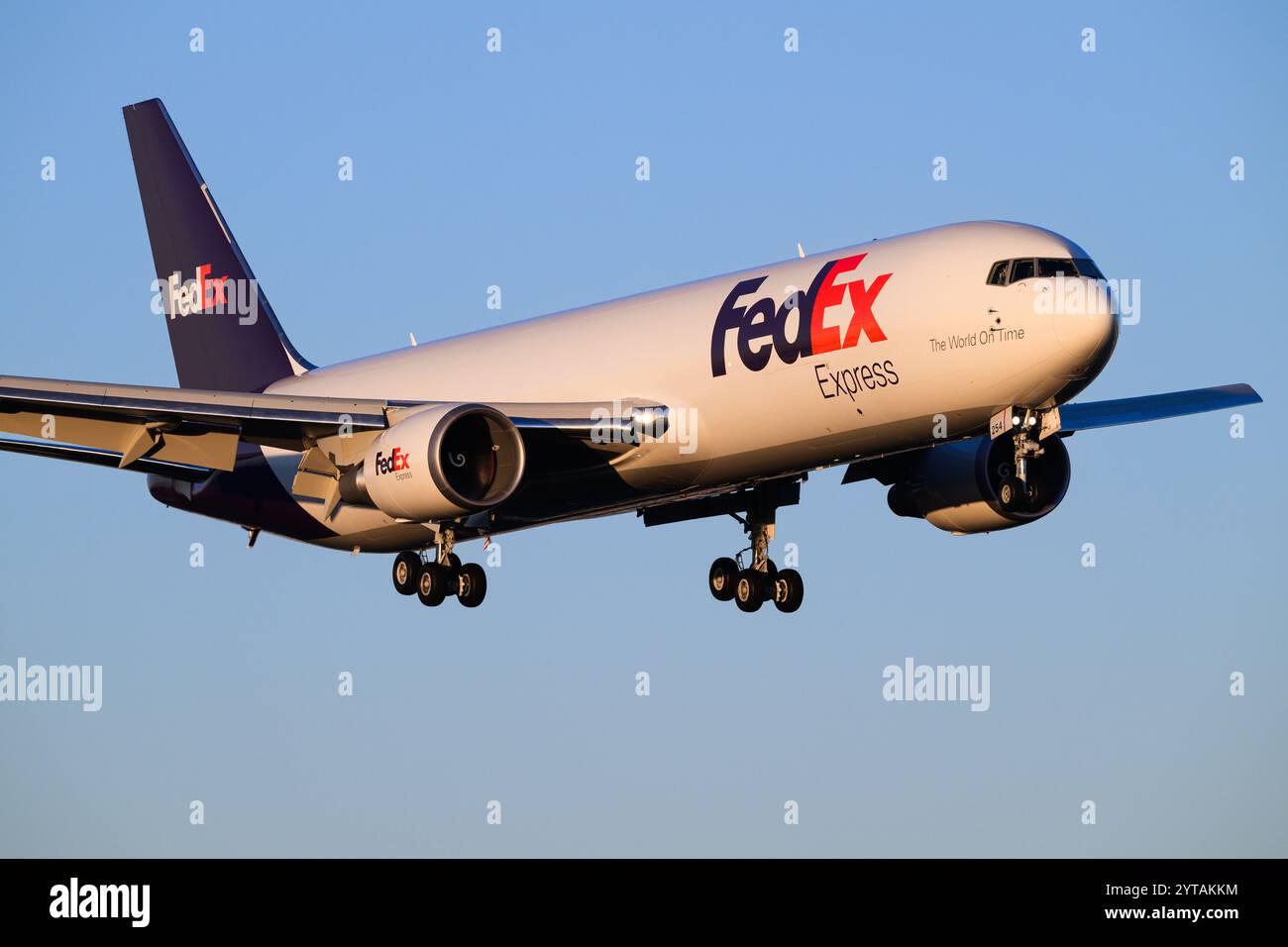 Everett, WA, USA - 4. Dezember 2024; FedEx Express 767-300F Frachtflugzeug Abendlandung N254FE Stockfoto