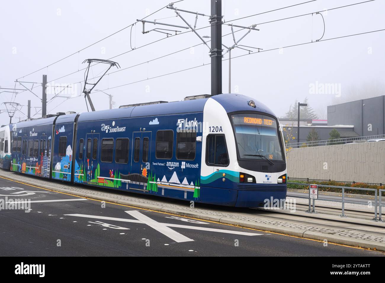 Bellevue, WA, USA – 4. Dezember 2024; Sound Transit Link Stadtbahn in der Amazon Microsoft Lackierung von Travel Partners Stockfoto