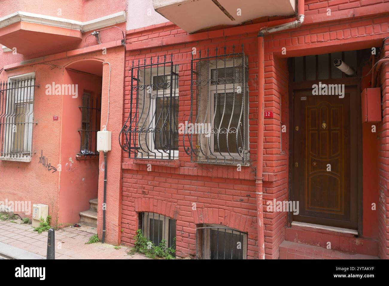 türkei istanbul 23 november 2024 , atemberaubend bunte Wohnfassaden mit gegrillten Dekorationsfenstern in balat Stockfoto