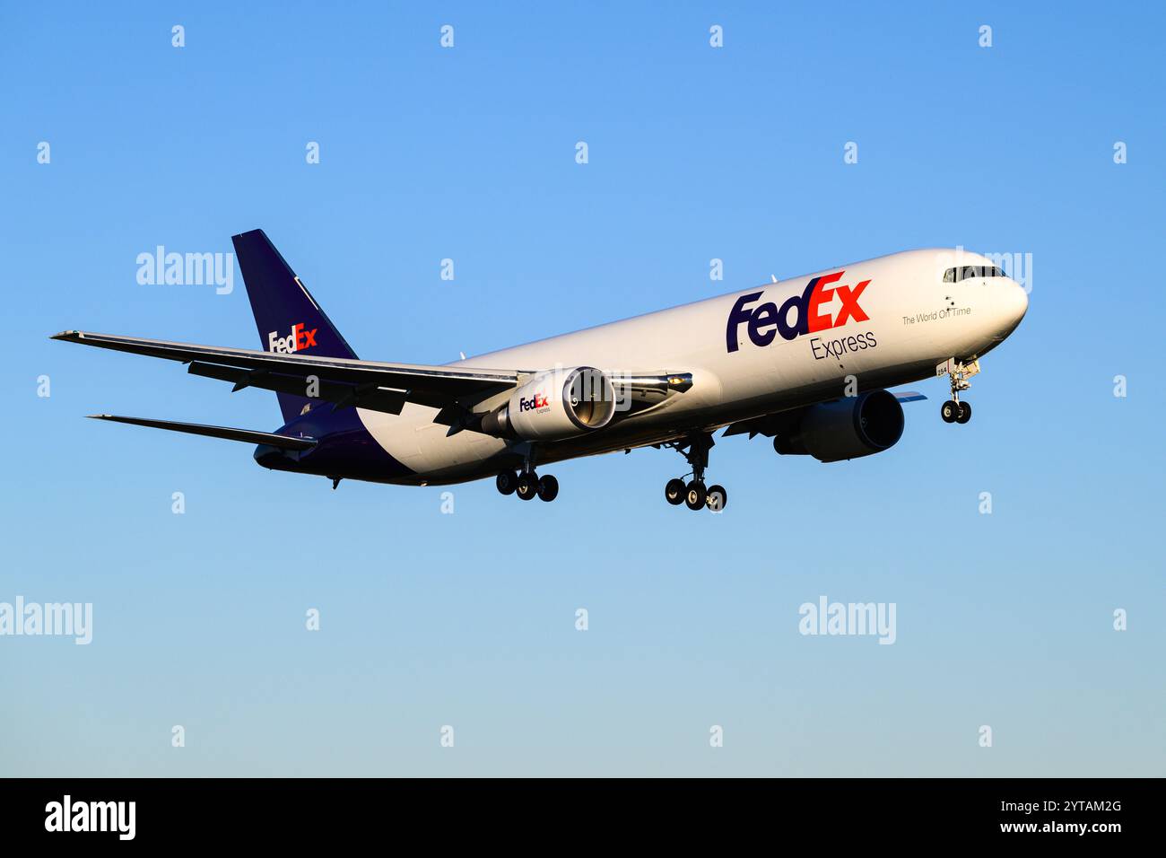 Everett, WA, USA - 4. Dezember 2024; FedEx Express 767-300F Frachtflugzeug isoliert Blue Sky Zulassung N254FE Stockfoto