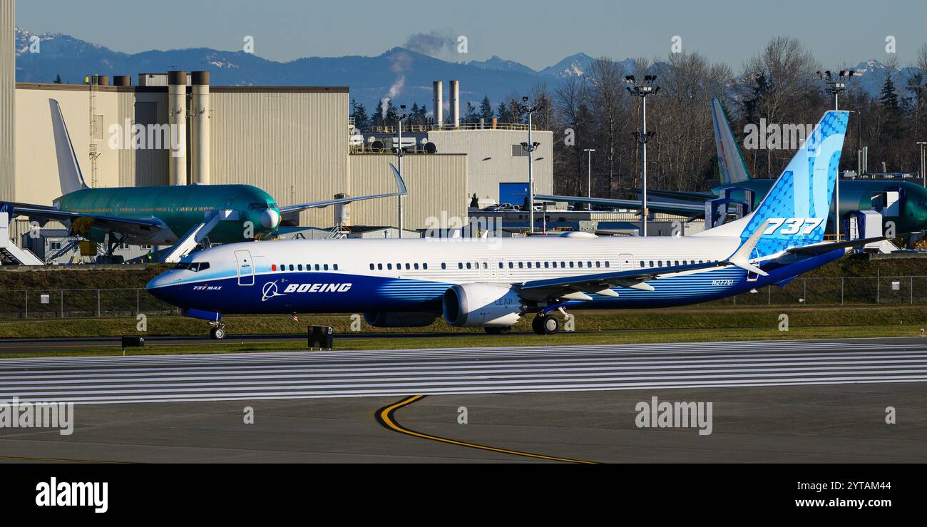 Everett, WA, USA - 4. Dezember 2024; Boeing 737 MAX 10 Experimentalflugzeuge im Rollverhalten in Firmenfarben Stockfoto