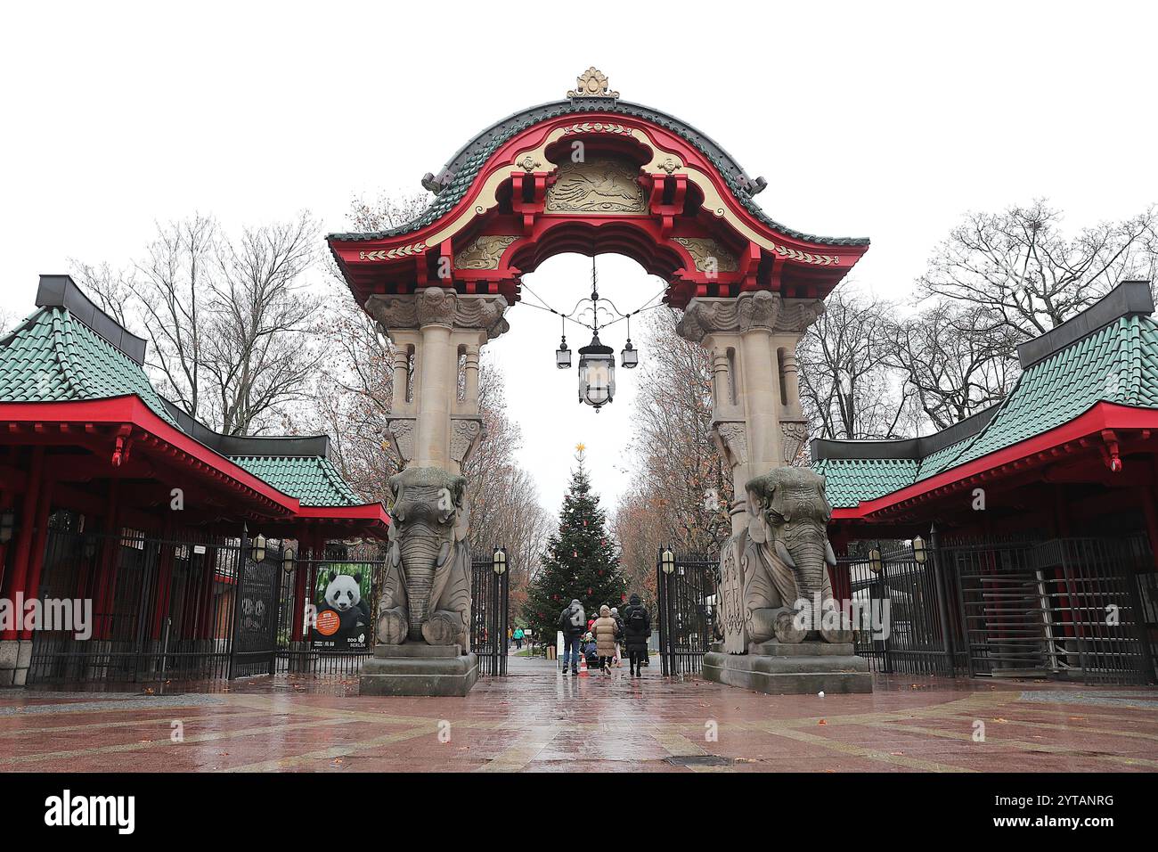 Berlin, Deutschland. Dezember 2024. Dieses Foto zeigt den Eingang des Zoos Berlin in Berlin, Deutschland, 6. Dezember 2024. Der Zoo Berlin kündigte am Freitag die Namen seiner Baby-Panda-Zwillinge an: Meng Hao, was „schöne Träume“ bedeutet, und Meng Tian, „süße Träume“. Quelle: Du Zheyu/Xinhua/Alamy Live News Stockfoto