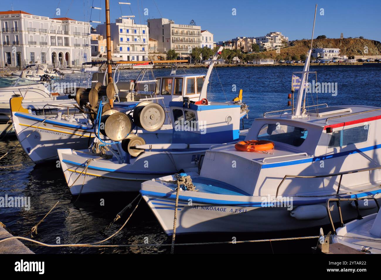 Tinos: Farbenfrohe Fischerboote kurz vor Sonnenuntergang im Hafen von Tinos, Tinos, Kykladen, Griechenland Stockfoto