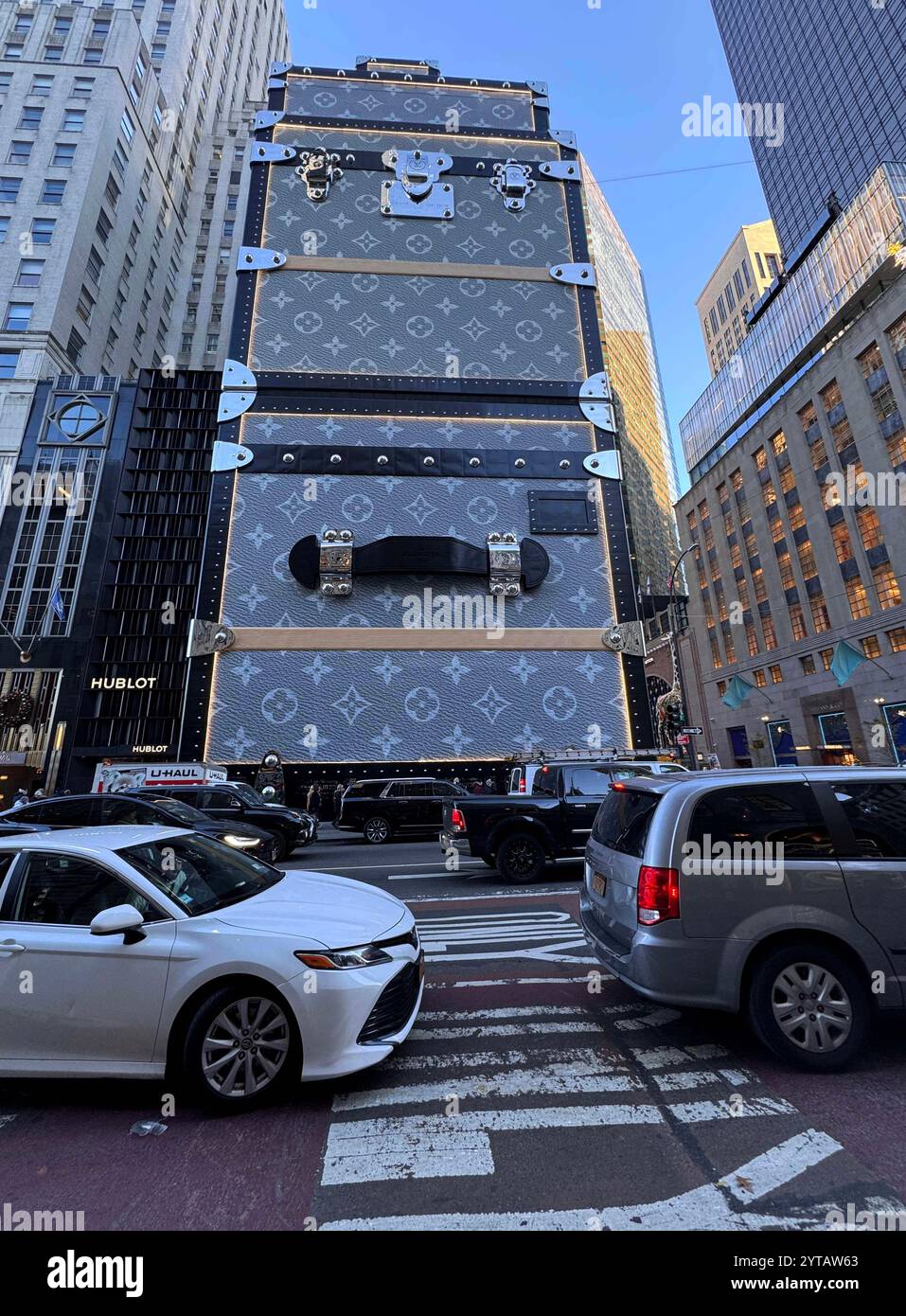 New York, New York, USA. Dezember 2024. Ein Blick auf den 15-stöckigen Stapel von 6 Louis Vuitton Trucks aus 3D-Scans, der Renovierungsarbeiten im neuen Louis Vuitton Flagship Store umfasst, der nach Fertigstellung doppelt so groß sein wird, wie er an der 5th Avenue und der East 57th Street zu sehen ist. (Kreditbild: © Nancy Kaszerman/ZUMA Press Wire) NUR REDAKTIONELLE VERWENDUNG! Nicht für kommerzielle ZWECKE! Quelle: ZUMA Press, Inc./Alamy Live News Stockfoto