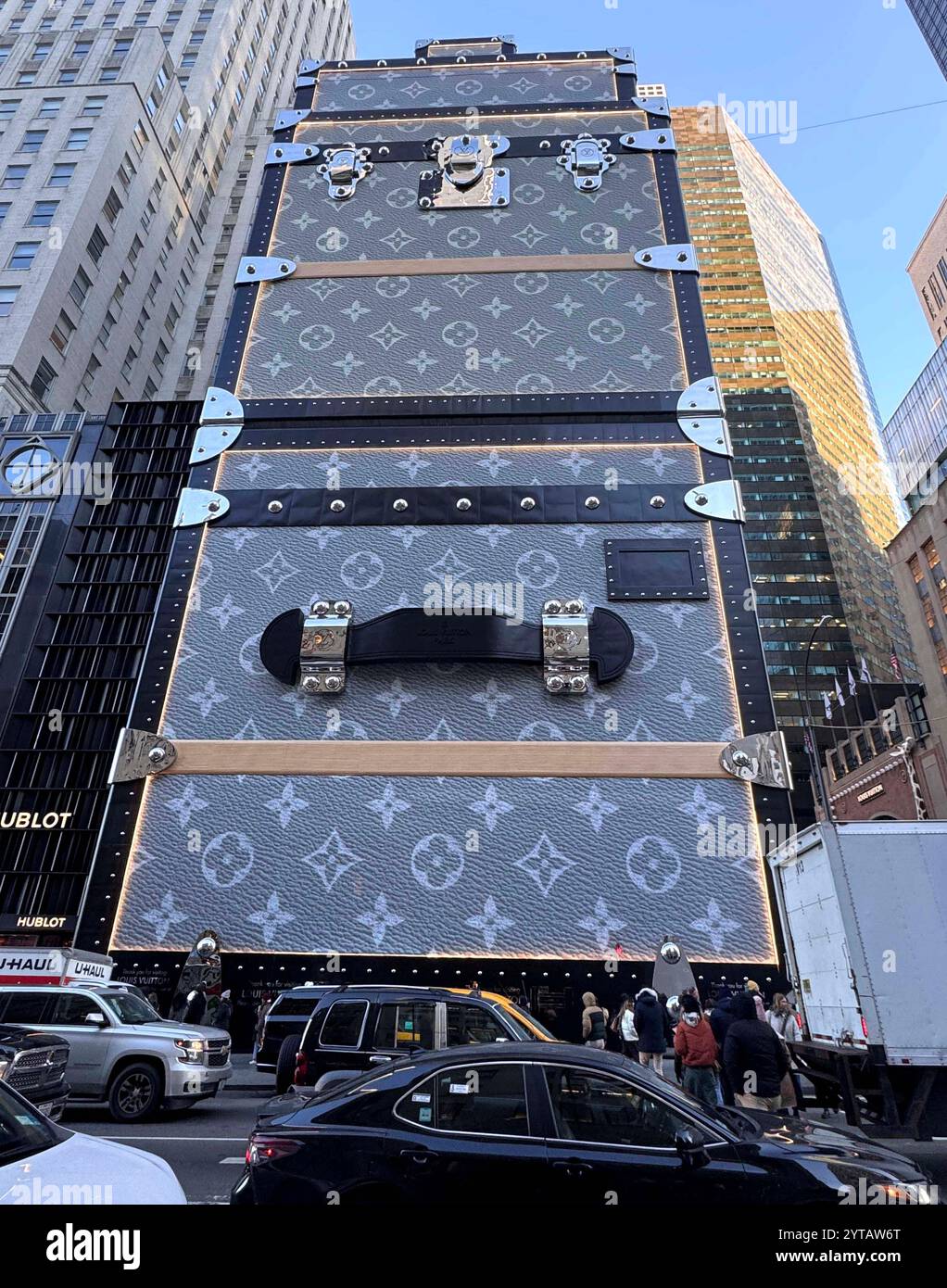 New York, New York, USA. Dezember 2024. Ein Blick auf den 15-stöckigen Stapel von 6 Louis Vuitton Trucks aus 3D-Scans, der Renovierungsarbeiten im neuen Louis Vuitton Flagship Store umfasst, der nach Fertigstellung doppelt so groß sein wird, wie er an der 5th Avenue und der East 57th Street zu sehen ist. (Kreditbild: © Nancy Kaszerman/ZUMA Press Wire) NUR REDAKTIONELLE VERWENDUNG! Nicht für kommerzielle ZWECKE! Quelle: ZUMA Press, Inc./Alamy Live News Stockfoto