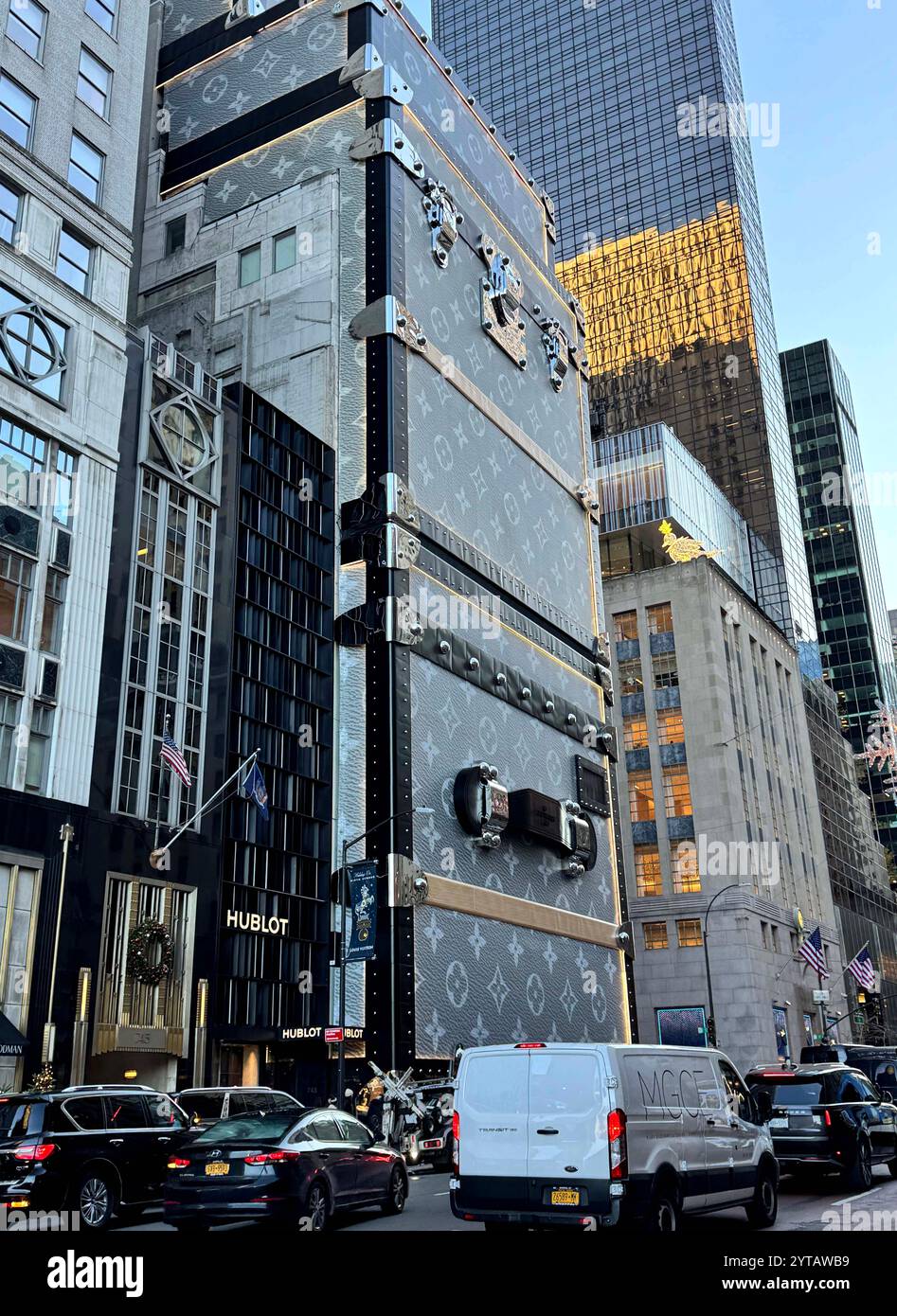 New York, New York, USA. Dezember 2024. Ein Blick auf den 15-stöckigen Stapel von 6 Louis Vuitton Trucks aus 3D-Scans, der Renovierungsarbeiten im neuen Louis Vuitton Flagship Store umfasst, der nach Fertigstellung doppelt so groß sein wird, wie er an der 5th Avenue und der East 57th Street zu sehen ist. (Kreditbild: © Nancy Kaszerman/ZUMA Press Wire) NUR REDAKTIONELLE VERWENDUNG! Nicht für kommerzielle ZWECKE! Quelle: ZUMA Press, Inc./Alamy Live News Stockfoto