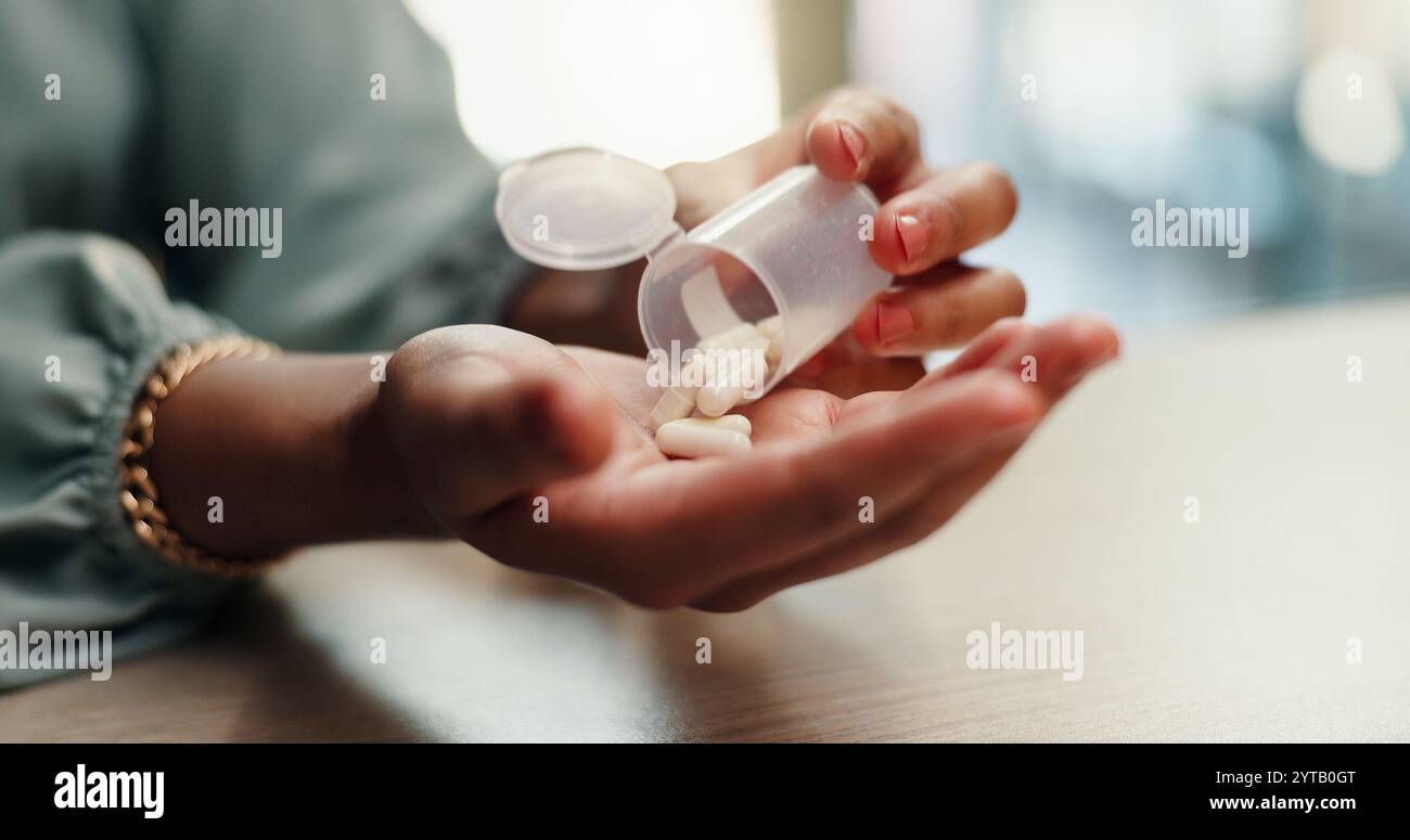 Person, Hände und Medikamente mit Behälter oder Pillen für die Gesundheitsversorgung, Heilung oder Schmerzlinderung am Schreibtisch. Nahaufnahme, Mitarbeiter oder Patient mit Kapseln oder Stockfoto