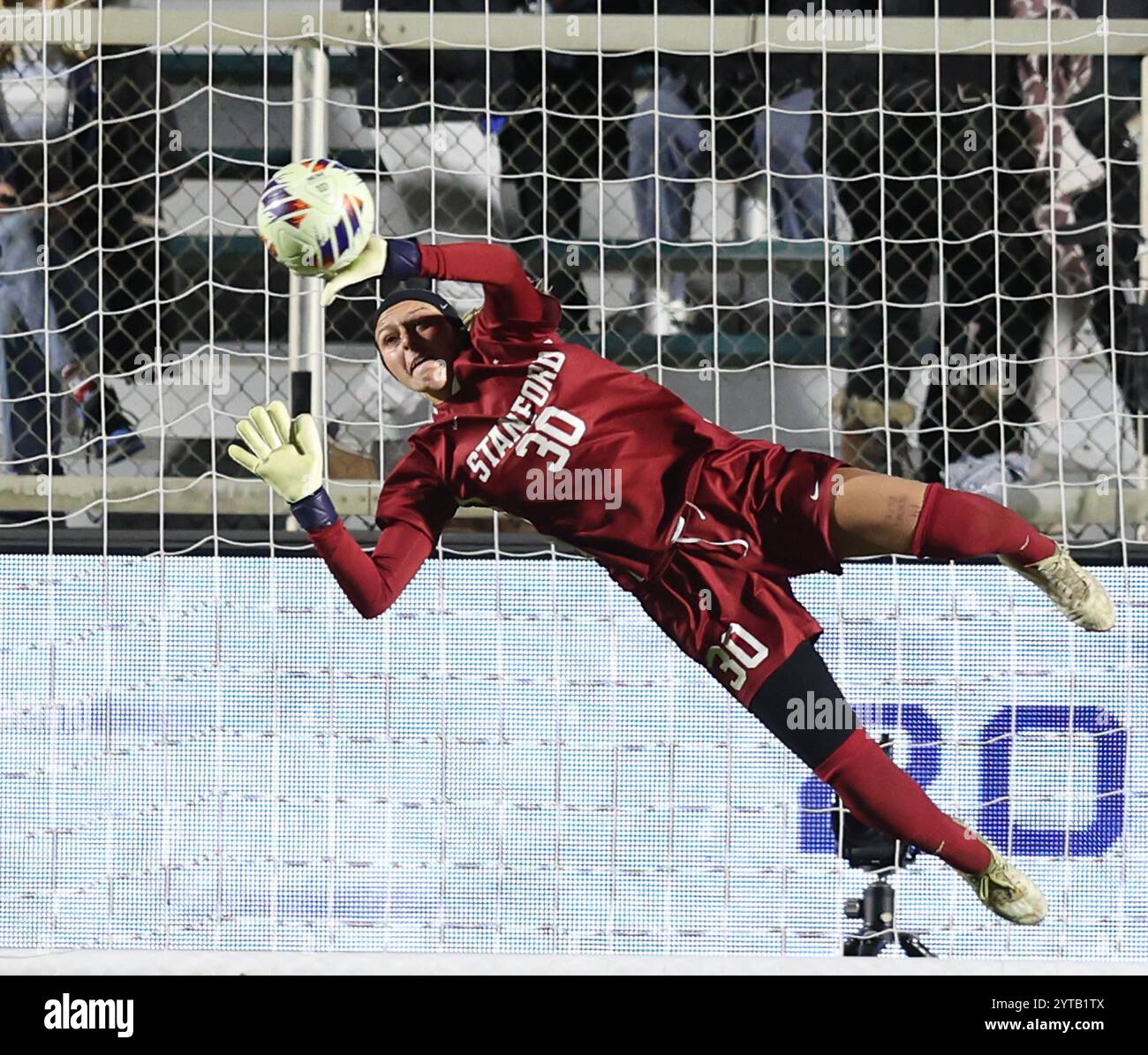 Atlanta, Usa. Dezember 2024. Der Stanford-Torwart Hayley Craig (30) sichert sich im Halbfinale des Women's Soccer College Cup am 6. Dezember 2024 im WakeMed Soccer Park in Cary, North Carolina. Foto von Mike Zarrilli/UPI Credit: UPI/Alamy Live News Stockfoto