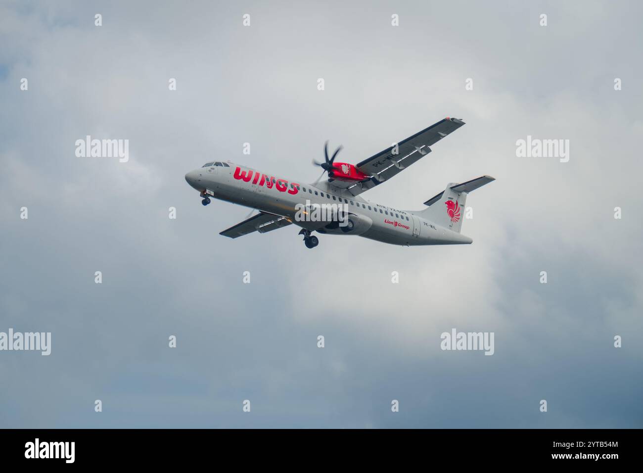 Ein kommerzielles Propellerflugzeug der Lion Air Group bereitet sich auf die Landung in Balikpapan am 15. Oktober 2024 in East Kalimantan, Indonesien vor Stockfoto