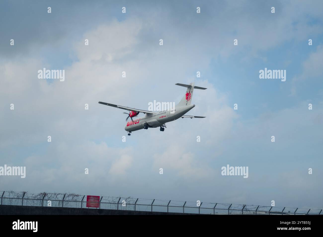 Ein kommerzielles Propellerflugzeug der Lion Air Group bereitet sich auf die Landung in Balikpapan am 15. Oktober 2024 in East Kalimantan, Indonesien vor Stockfoto