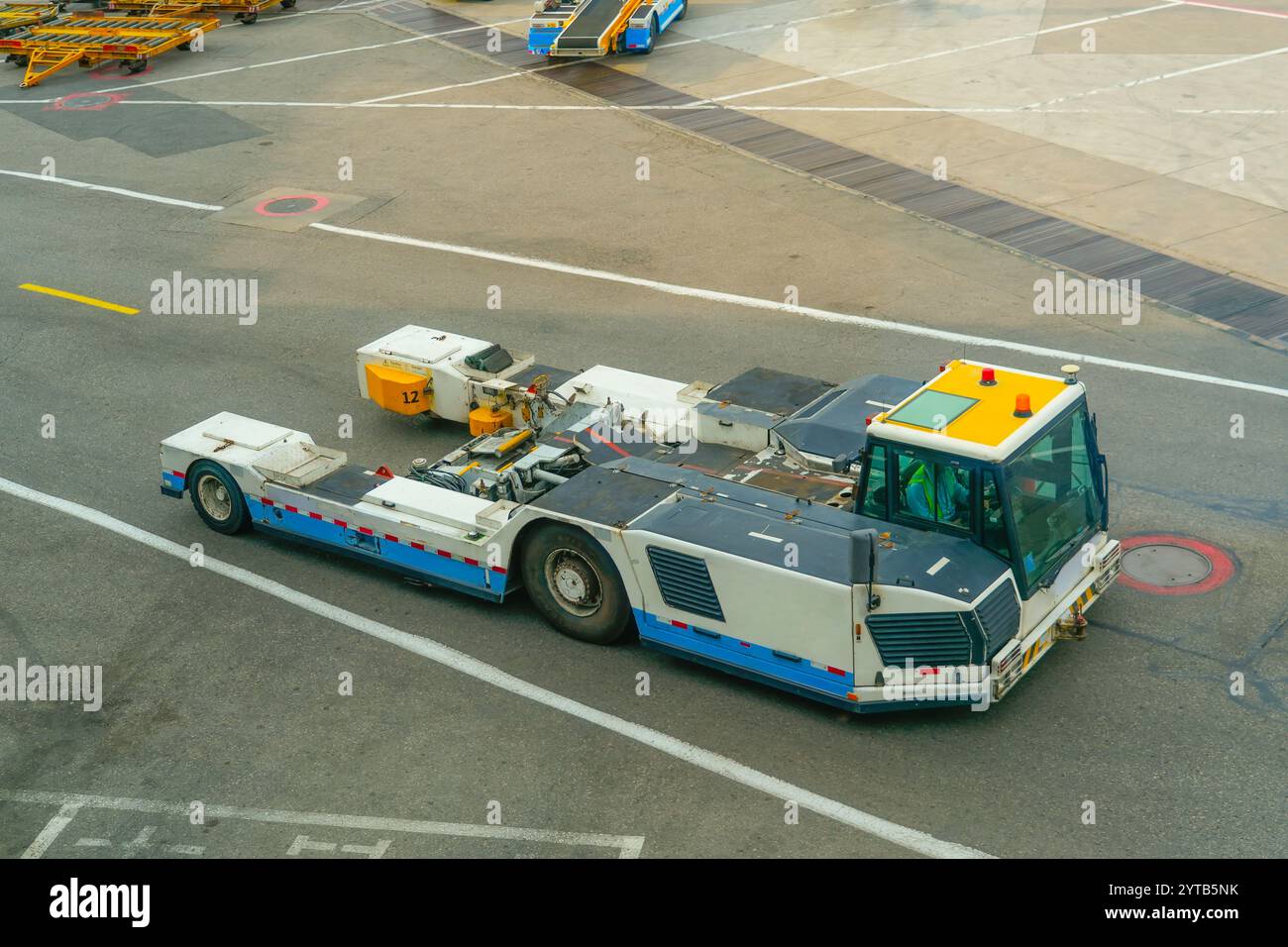 Abschleppwagen Anhänger für puch Rückflugzeug auf dem Flugplatz Stockfoto