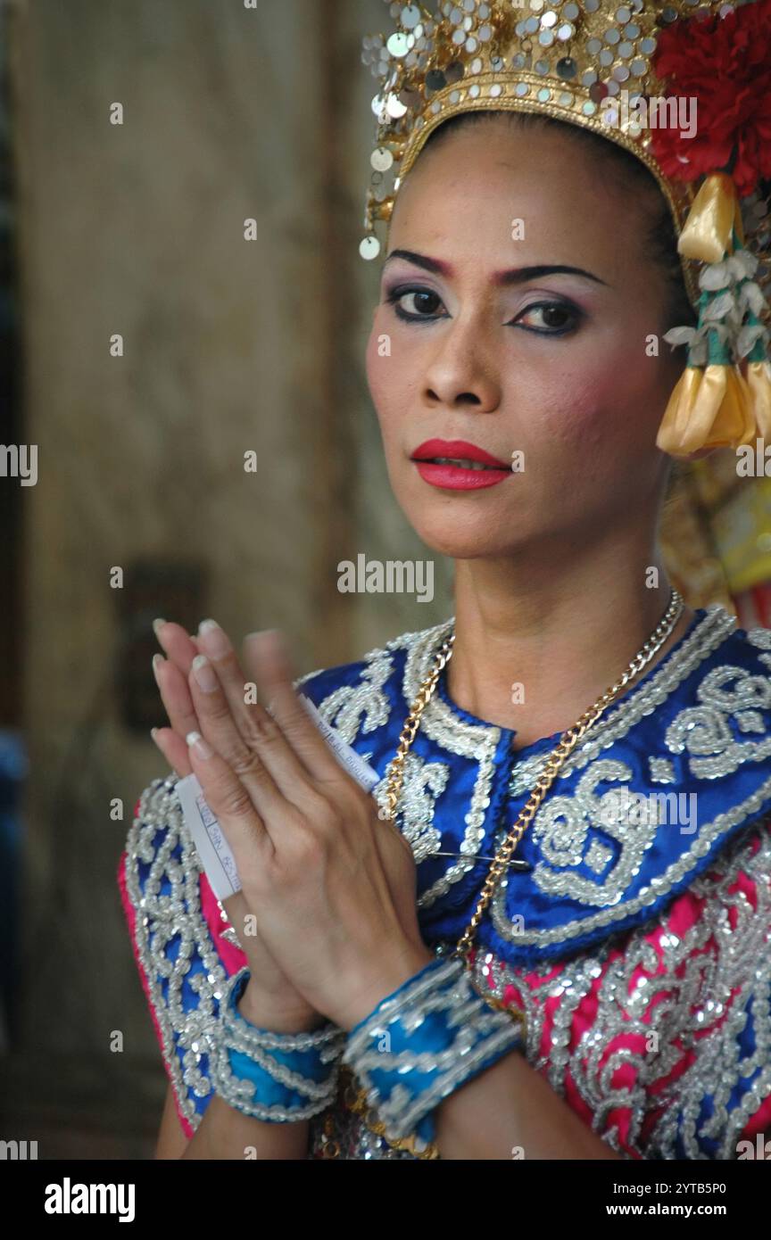 Bangkok, Thailand - 13. April 2008; wunderschöne thailändische Tanzfrau beim Songkran Festival, Bangkok, Thailand Stockfoto