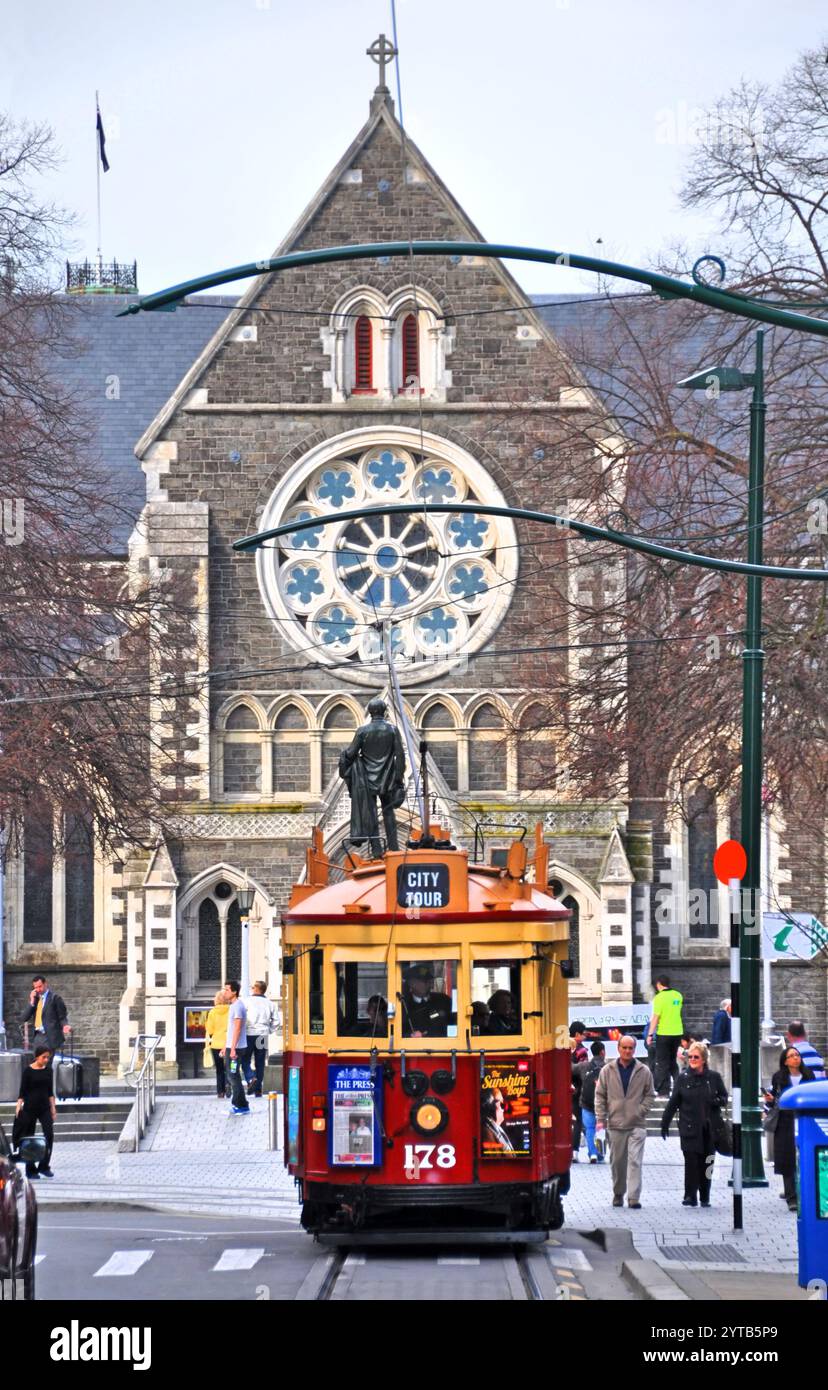 Christchurch, Neuseeland - 9. Januar 2009; Christchurch Anglican Cathedral and Tram auf dem Cathredral Square an einem Frühlingstag vor den Erdbebenschäden Stockfoto