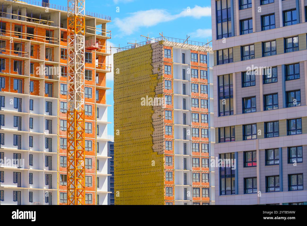 Verkleidung und Wärmauer eines monolithischen Hauses im Bau. Isolierende Wandfassade des Wohngebäudes Stockfoto