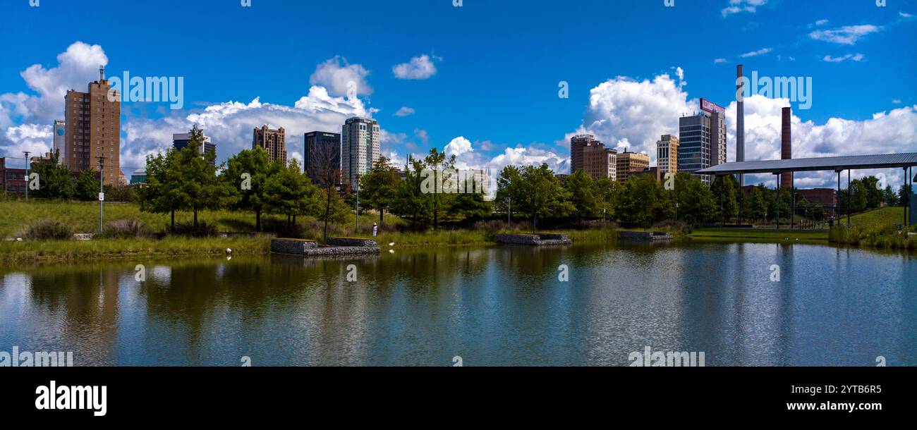 10. JULI 2023, BIRMINGHAM, AL., USA – aus der Vogelperspektive der Skyline von Birmingham in Alabama Stockfoto