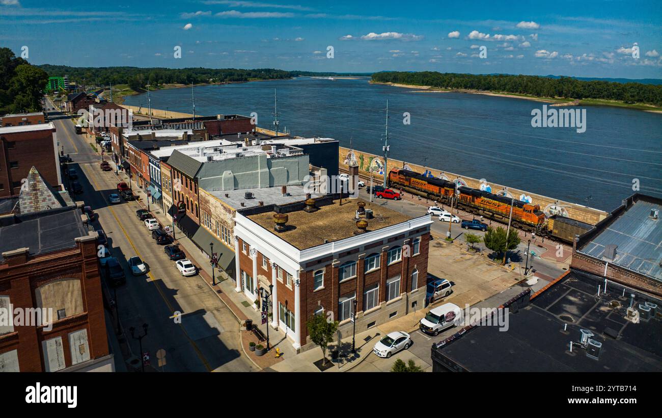 6. Juli 2023, Cape Girardeau, MO., USA – der Zug fährt am alten Cape Girardeau entlang des Mississippi River Stockfoto