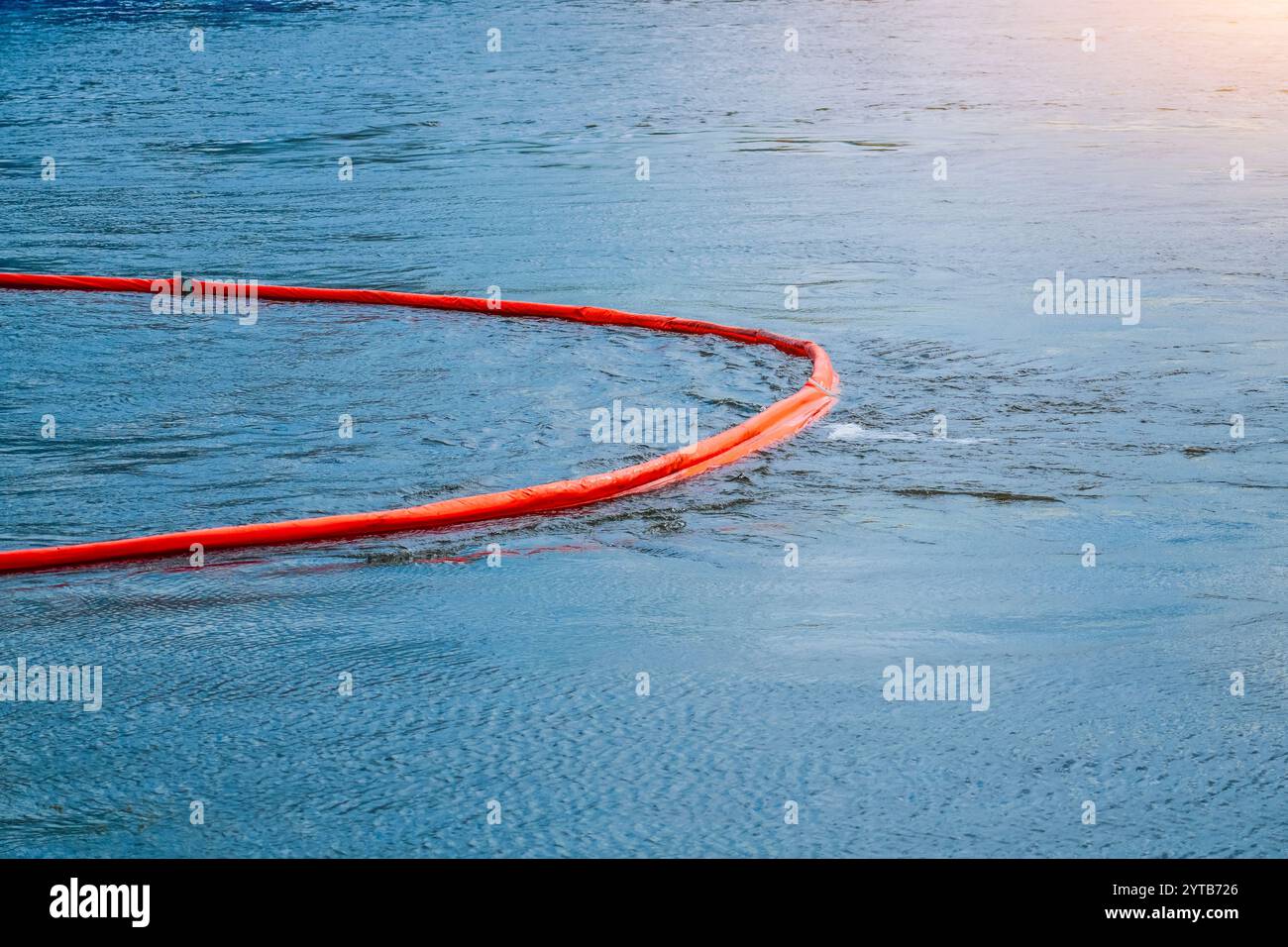 Schwimmender Barrierenausleger zur Eindämmung der Freisetzung von Schutt im Fluss. Schutz auf einer Brückenbaustelle, Durchführung von Übungen zur Beseitigung von Öl Stockfoto