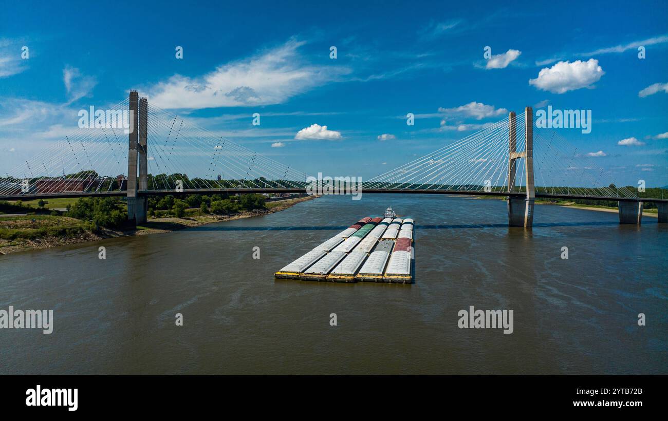 6. Juli 2023, Cape Girardeau, MO., USA: Die Binnenschifffahrt unterquert die Bill Emerson Memorial Bridge in Cape Girardeau am Mississippi River Stockfoto