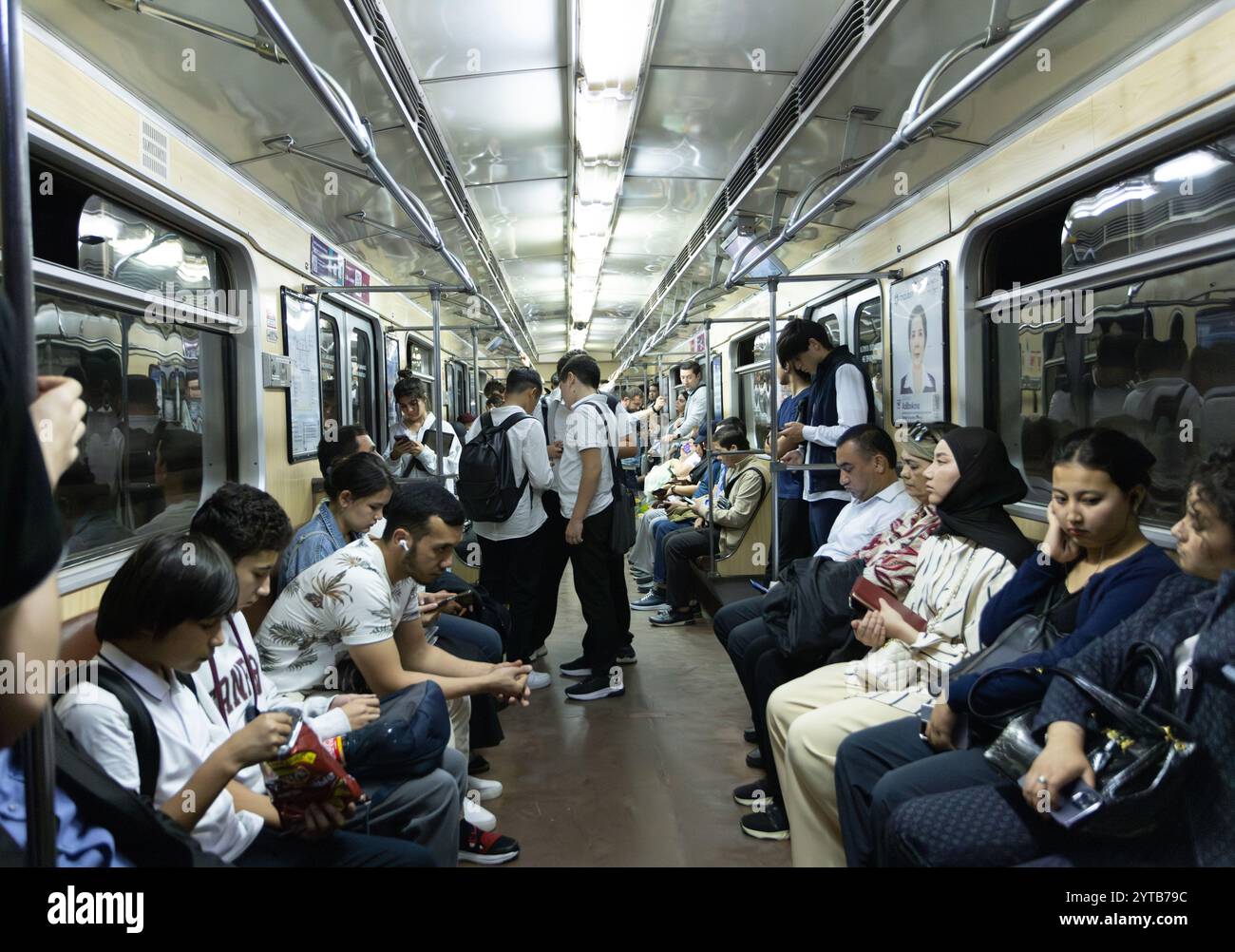 Taschkent, Usbekistan, 4. Oktober 2024: Pendler sitzen auf den Sitzen im Kassenwagen. Taschkent U-Bahn wurde in der ehemaligen UdSSR gebaut und 1977 eröffnet Stockfoto