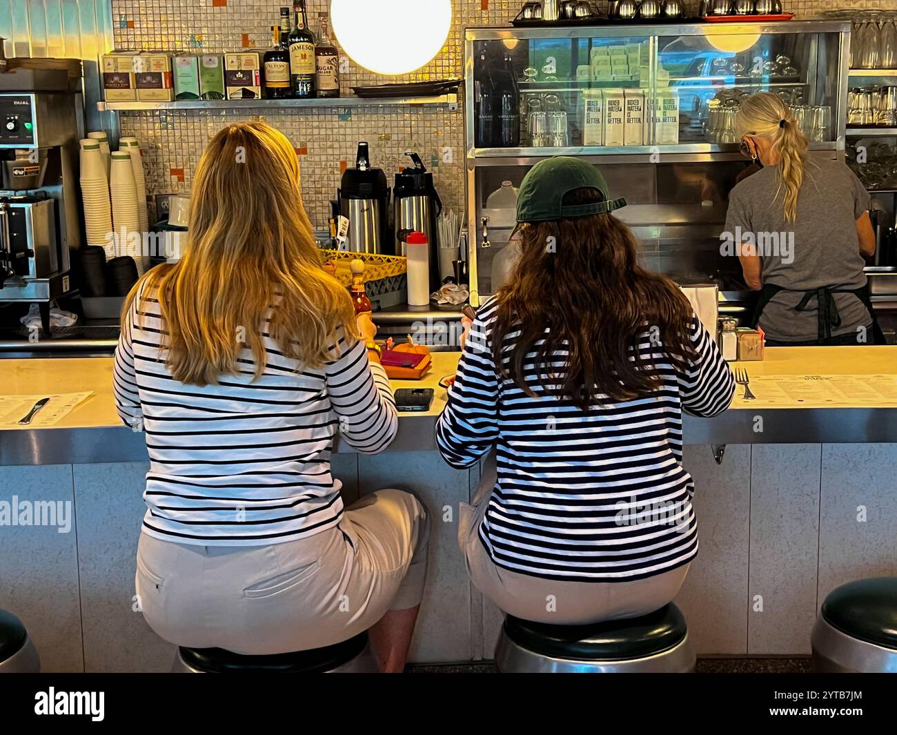 13. OKTOBER 2023, UPPER NEW YORK STATE, USA - Freundinnen kleideten sich in identischen Outfits im Upper State NY Diner Stockfoto