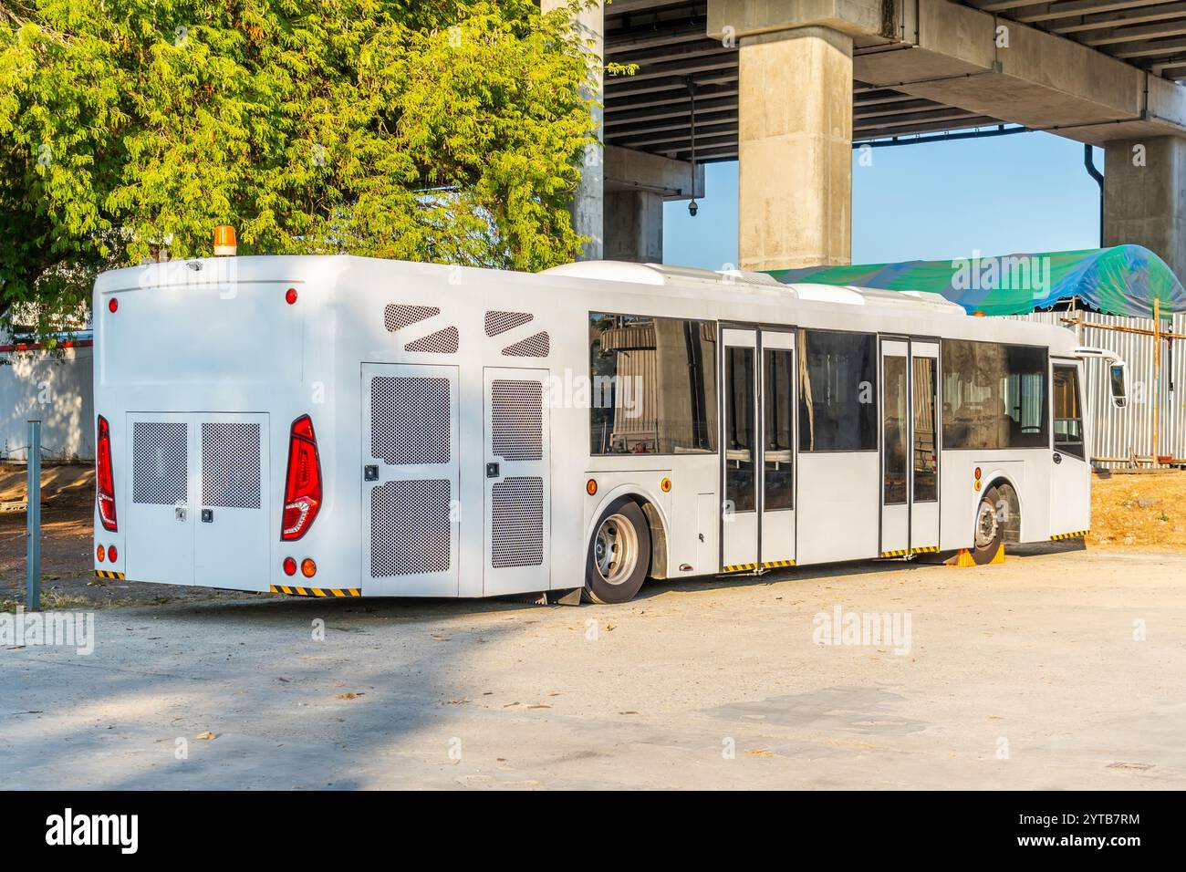 Shuttlebus wartet auf Passagiere im Flugzeug für den Transport zum Flughafenterminal. Hintergrund der Ankunft des Flugzeugs. Reiseziel Co Stockfoto