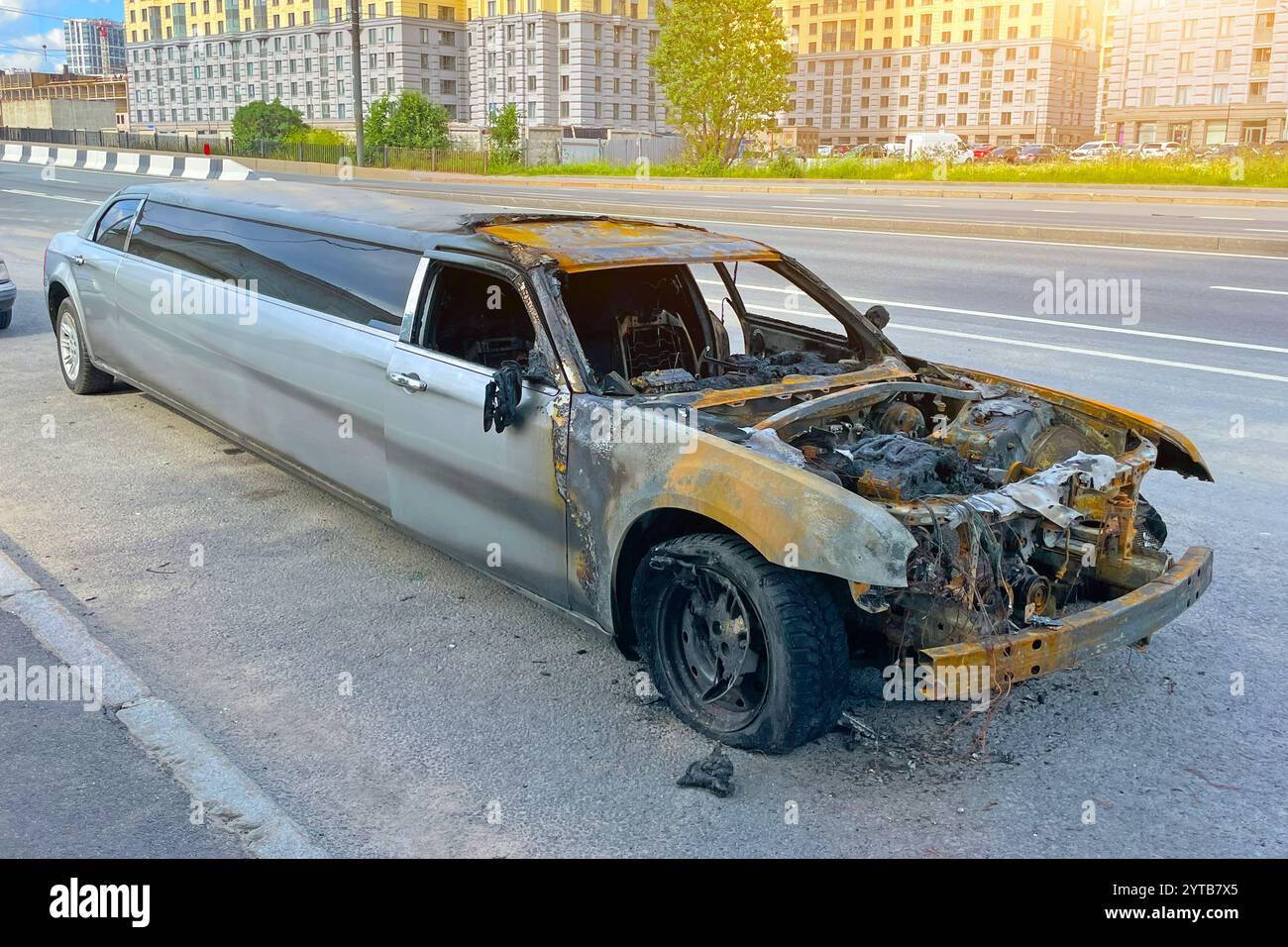 Auto lange Limousine brannte an der Seite des Straßenwagens in der Stadt nach einem Unfall, Kurzschluss in der elektrischen Leitung. Stockfoto