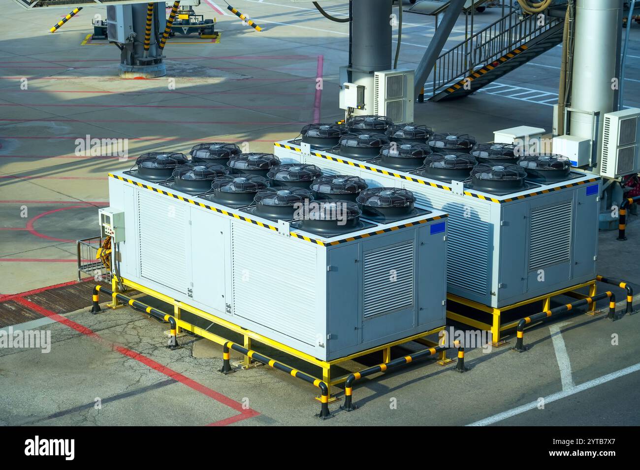Industrielle Klimaanlagen Außeneinheit mit mehreren Lüftern am Flughafen zur Aufrechterhaltung der Temperatur in der elektrischen Anlage. Stockfoto