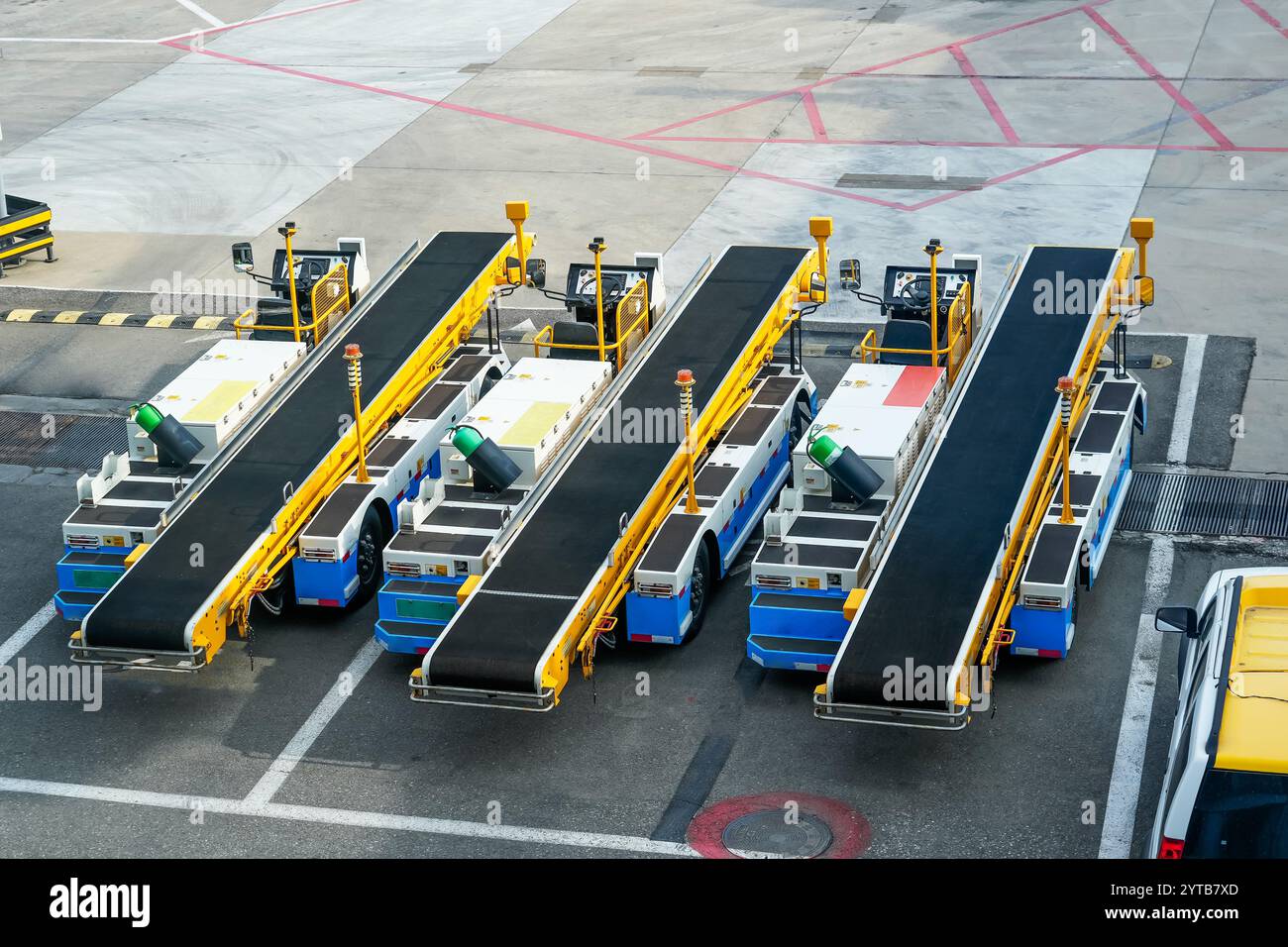 Ausrüstung einer Maschine mit drei Fahrzeugen zum Be- und Entladen von Gepäck in einem Flugzeug. Service in Vorbereitung auf das Boarding. Stockfoto