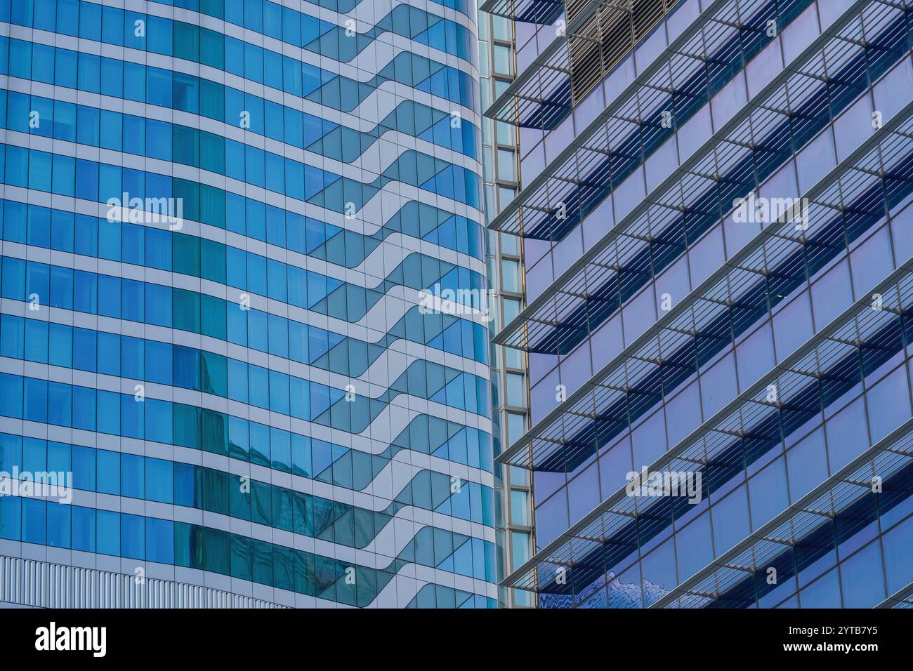Glasfassade mit Plexusgewebe Stockfoto