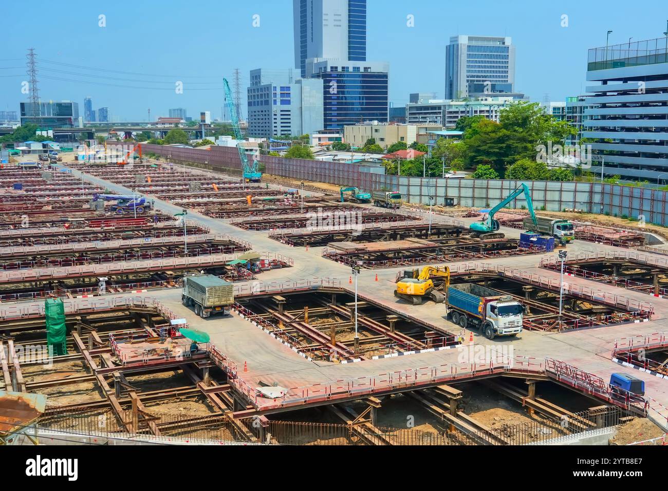 Bau Zement auf Basis des ersten Stockwerks, Fundament unterstützt zukünftige Wolkenkratzer, Installation Baukran, der Flüssigzement gießt. Aushub unter gr Stockfoto