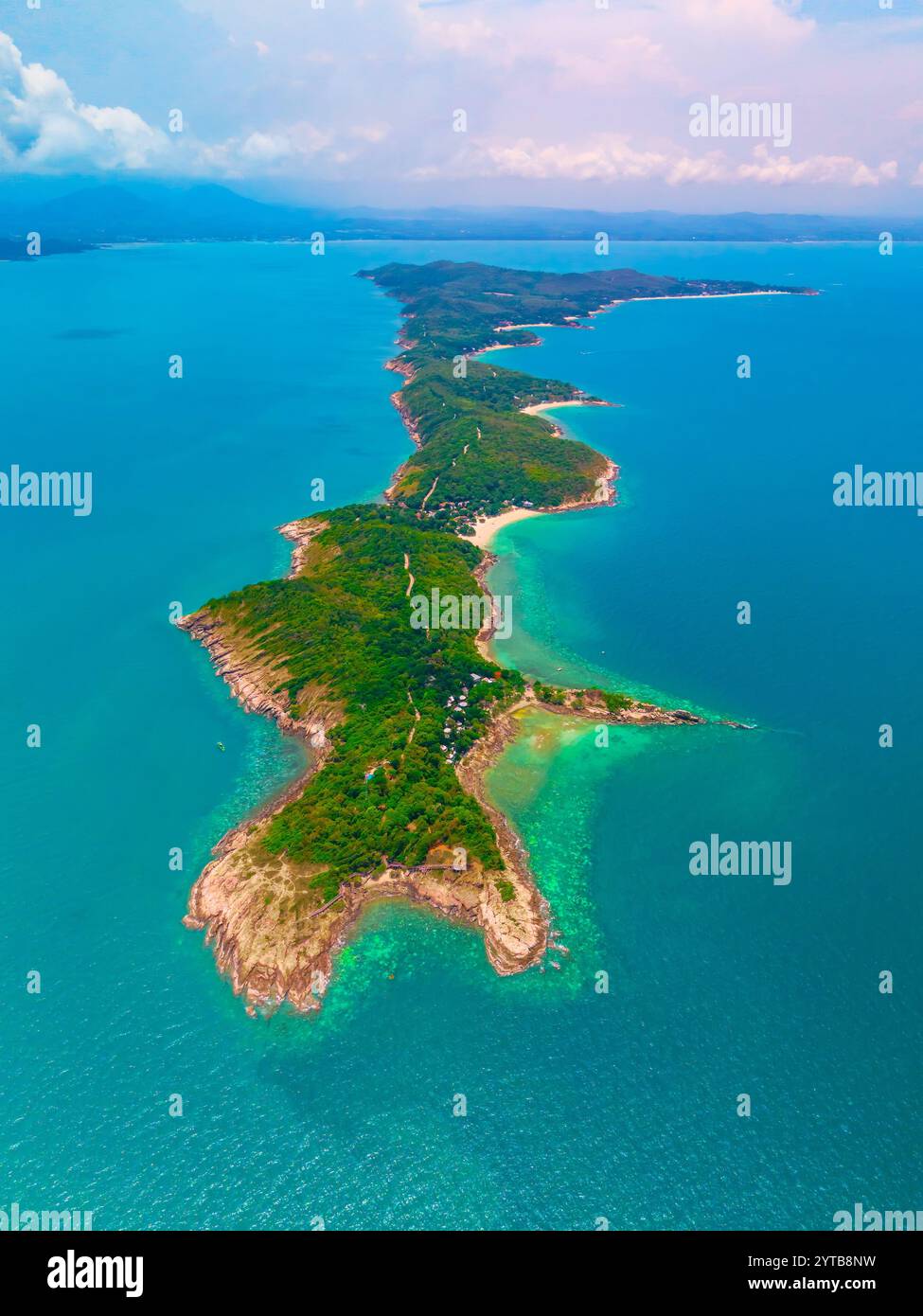 Koh Samet Island, Drohnenblick von oben über dem türkisfarbenen Ozean und dem tropischen Strand von cape. Stockfoto