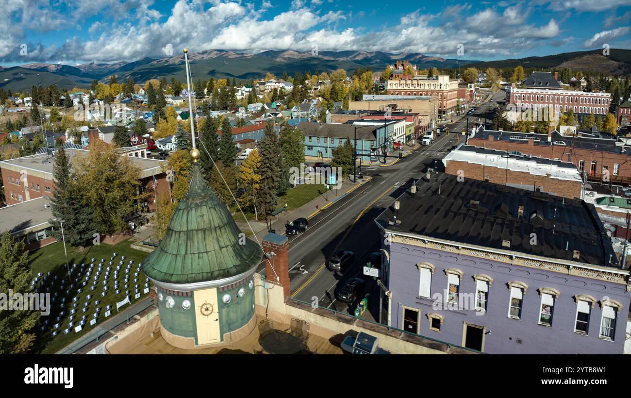 2. OKTOBER 2023 - LEADVILLE, CO. - Aus der Vogelperspektive die Main Street hinunter zur historischen Bergbaustadt Leadville Colorado - höchste Erhebung der USA a Town Stockfoto