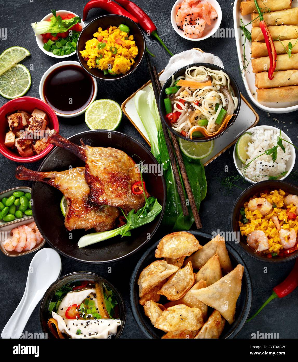 Verschiedene chinesische Gerichte und Snacks auf dunkelgrauem Hintergrund. Traditionelles kulinarisches Konzept. Draufsicht, flach Stockfoto