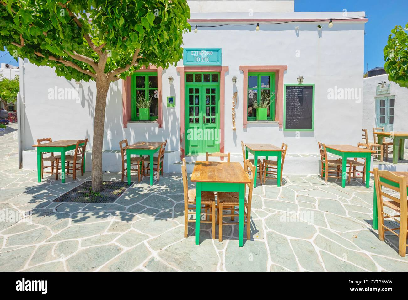 Griechische Taverne, Chora, Insel Folegandros, Kykladen, Griechenland Stockfoto