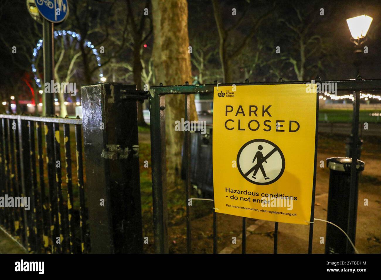 London, Großbritannien, 7. Dezember 2024. Gates to Hyde Park geschlossen. Als der Sturm Darragh Großbritannien trifft, treffen heftige Winde London. Nachdem das Met Office eine rote Wetterwarnung ausgab, verursachten die unglaublich starken Windböen von London See Sachschäden und Reisestörungen. Nach einer Nacht mit starkem Regen und gefährlich starkem Wind wurde beschlossen, den Hyde Park zu schließen. Der größte Park Londons ist bei Touristen und Hundeschlittengehern beliebt. Zum zweiten Mal innerhalb von drei Wochen ist der Vergnügungspark „Winter Wonderland“ im Hyde Park geschlossen. Quelle: James Willoughby/ALAMY Live News Stockfoto