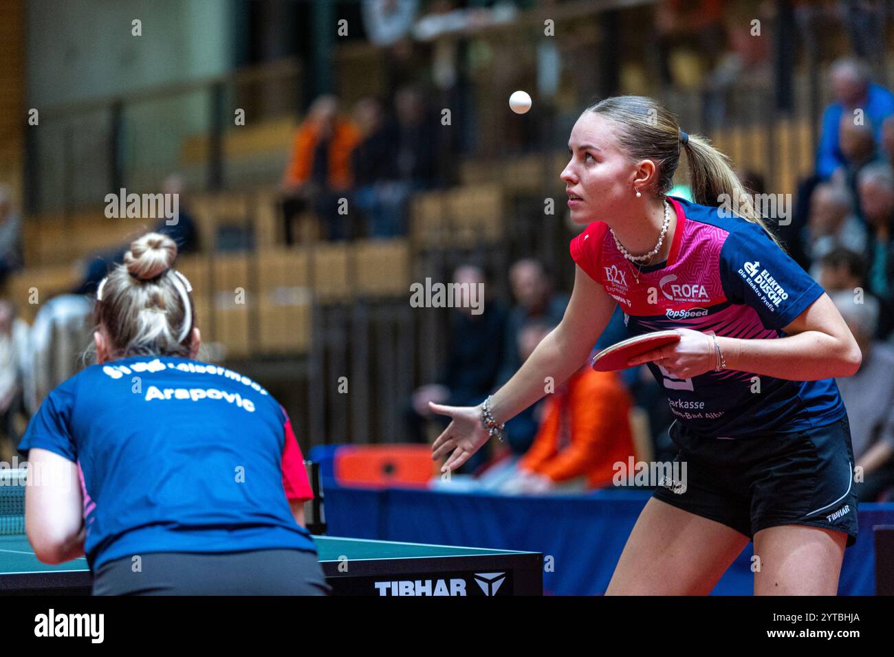 Annett Kaufmann, (SV DJK Kolbermoor) mit Hana Arapovic, (SV DJK Kolbermoor), SV DJK Kolbermoor vs. TTC Berlin Eastside, Tischtennis, 1. Bundesliga Frauen, 7. Spielwoche, 2024/2025, 06.12.2024, Foto: Eibner-Pressefoto/Mateusz Jop Stockfoto
