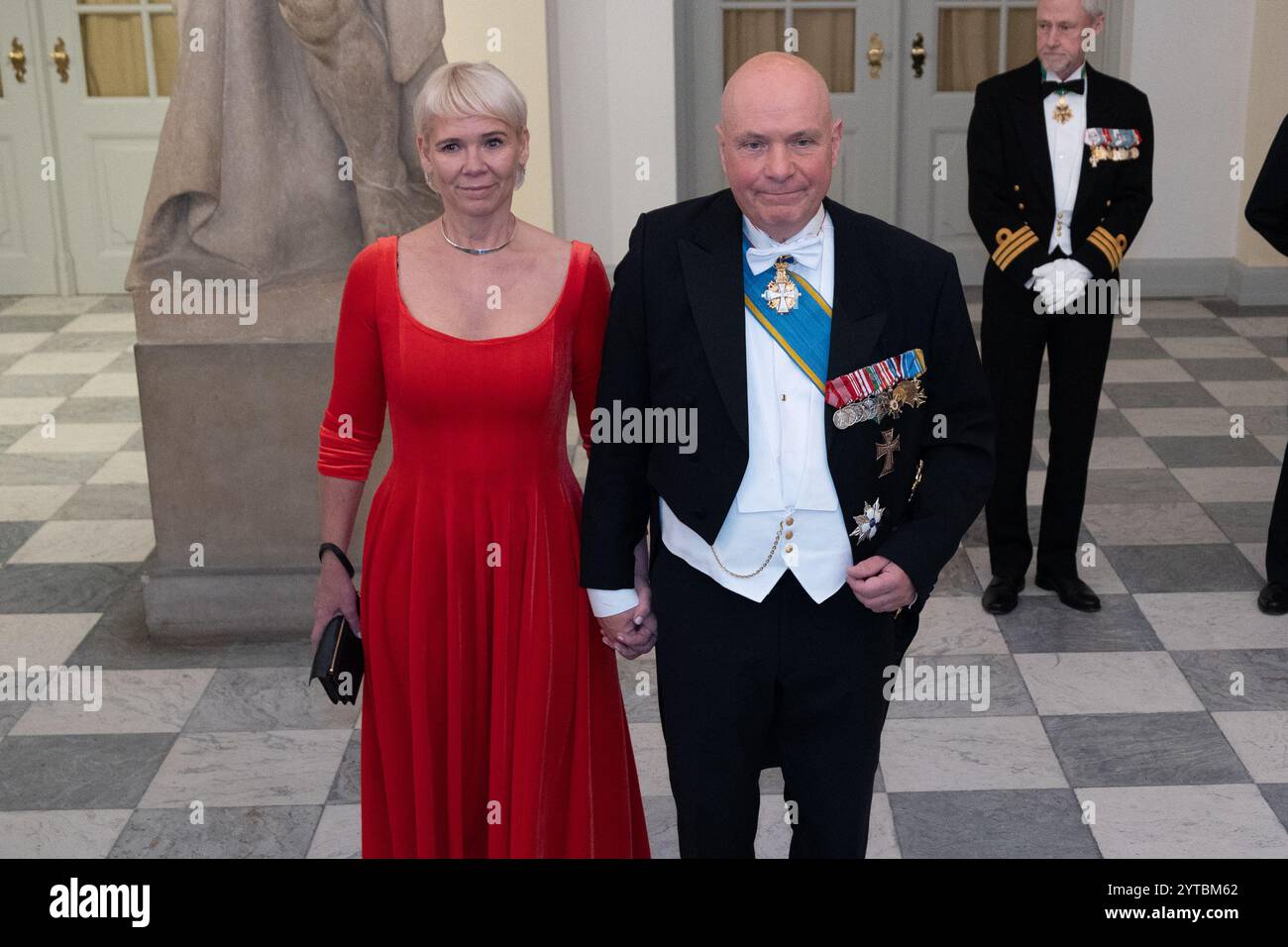 Kopenhagen, Dänemark. Dezember 2024. Marianne Kirk (L) und die Präsidentin des dänischen Parlaments Soren Gade (R) kommen beim Staatsbankett im Schloss Christiansborg an, als König Frederik X. und Königin Maria von Dänemark den ägyptischen Präsidenten Abdel Fatah al-Sisi bei seinem Staatsbesuch in Dänemark empfangen. (Foto: Kristian Tuxen Ladegaard Berg/SOPA Images/SIPA USA) Credit: SIPA USA/Alamy Live News Stockfoto