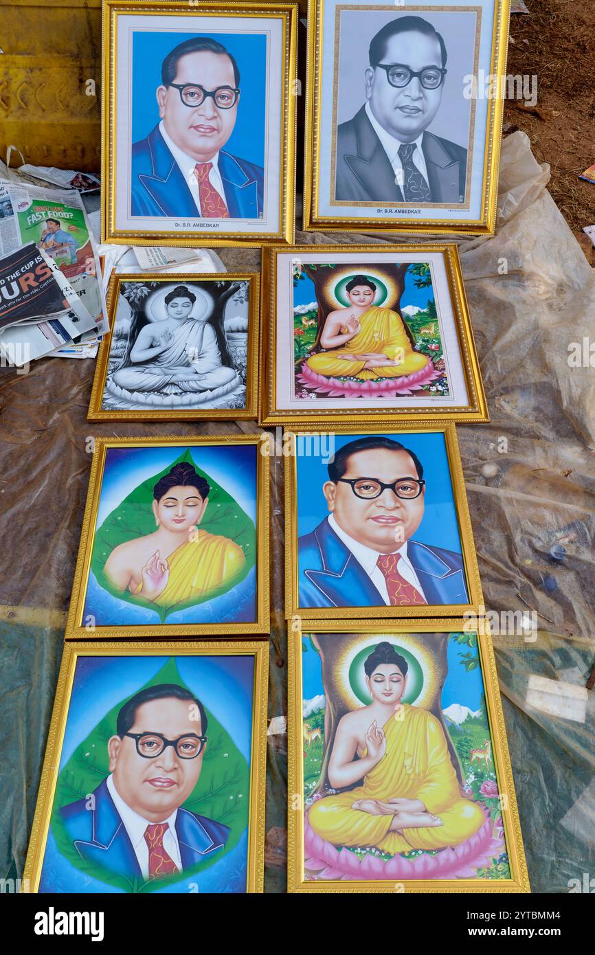 Anlässlich des Todestages von B. R. Ambedkar, Gründer einer neo-buddhistischen Bewegung, werden Bilder von ihm und Buddha in Mumbai, Indien, verkauft Stockfoto