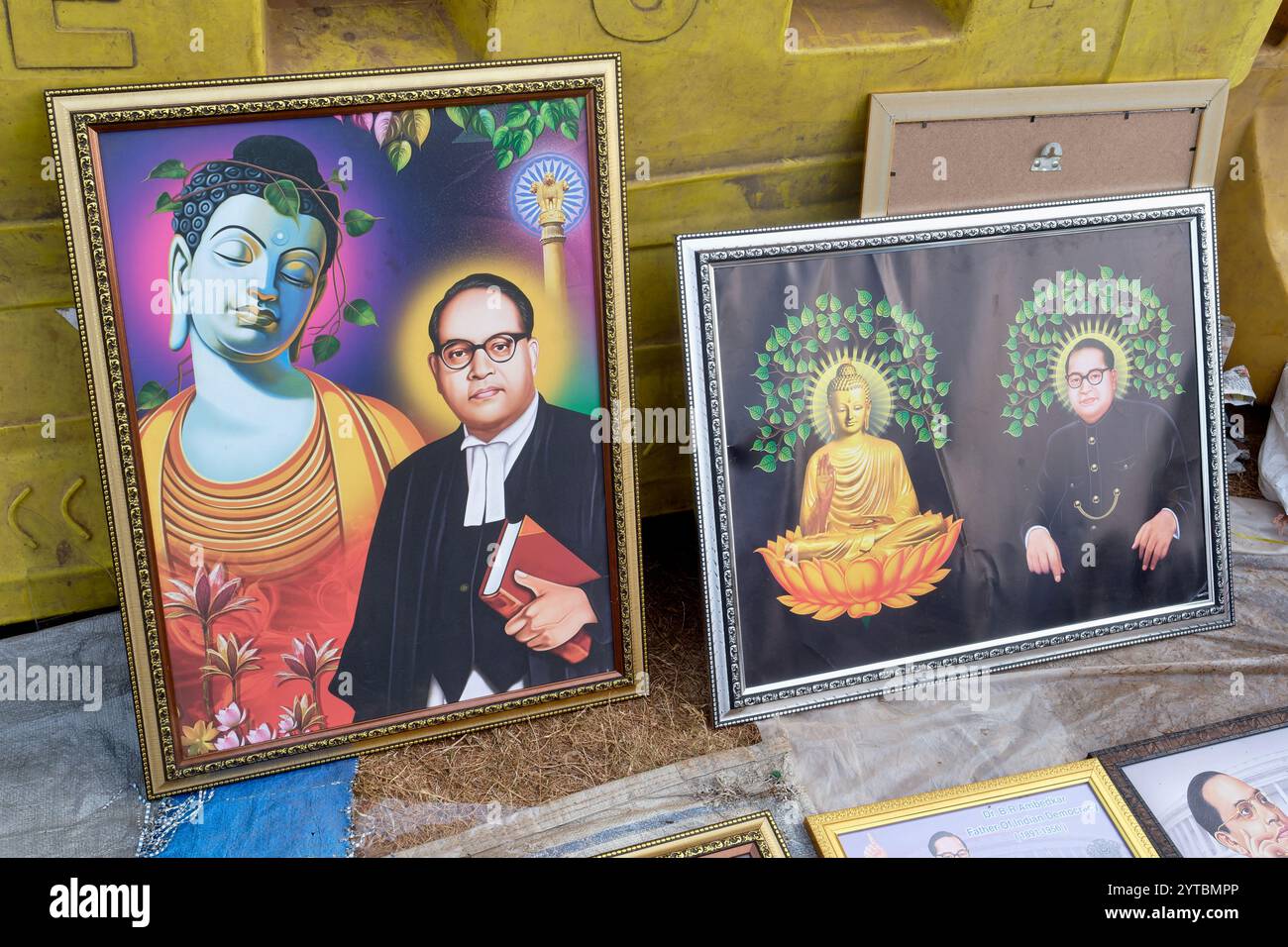 Anlässlich des Todestages von B. R. Ambedkar, Gründer einer neo-buddhistischen Bewegung, werden Bilder von ihm und Buddha in Mumbai, Indien, verkauft Stockfoto