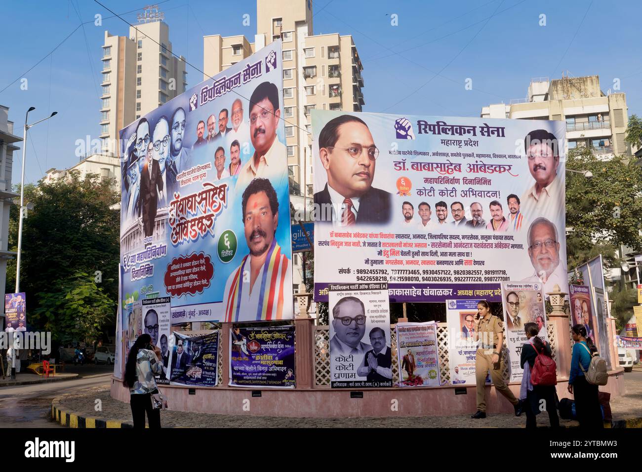 Anlässlich des Todestages von B. R. Ambedkar, Gründer einer neo-buddhistischen Bewegung, werden in Mumbai, Indien Plakate mit seinem Bild angebracht Stockfoto