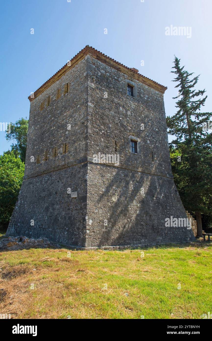 Der venezianische Turm aus dem 15. Jahrhundert im Archaeological Park Butrint, im Butrint Nationalpark, Südalbanien. Ein UNESCO-Weltkulturerbe. Stockfoto